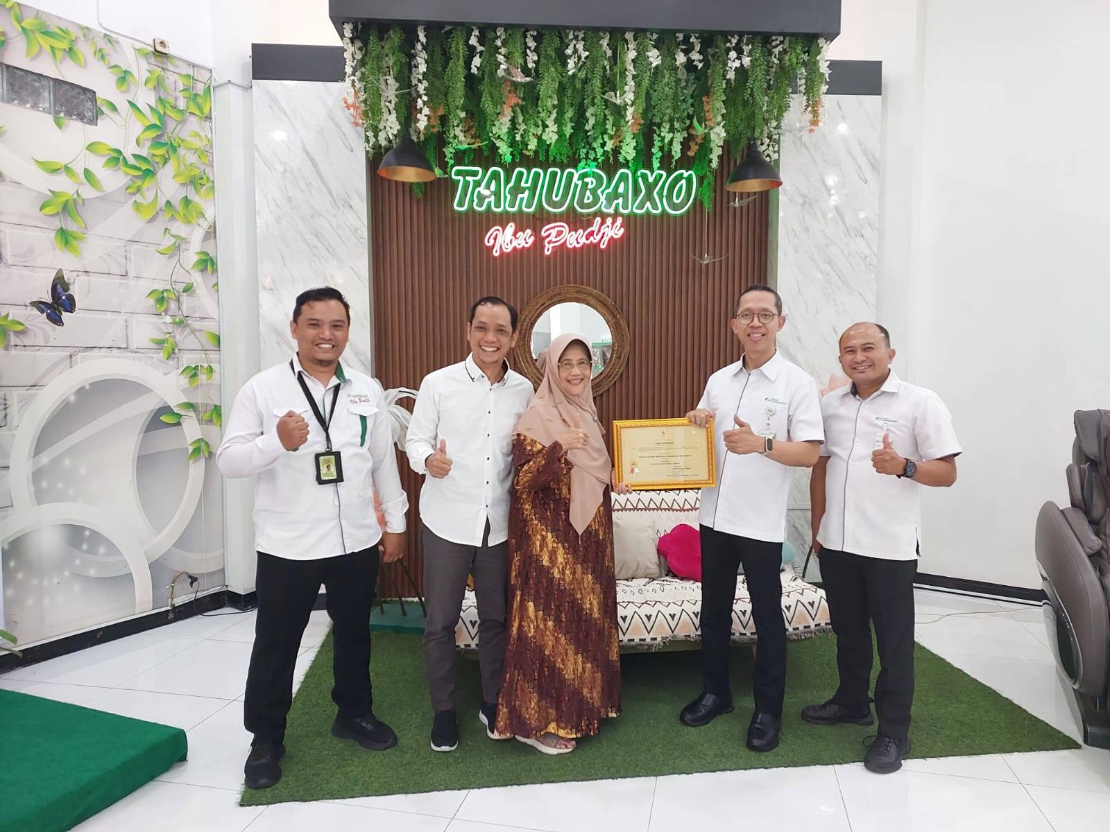 Kepala Kantor Cabang BPJS Ketenagakerjaan Ungaran, Mulyono Adi Nugroho, menyerahkan penghargaan Paritrana Award 2025 kepada Tahubaxo Bu Pudji.