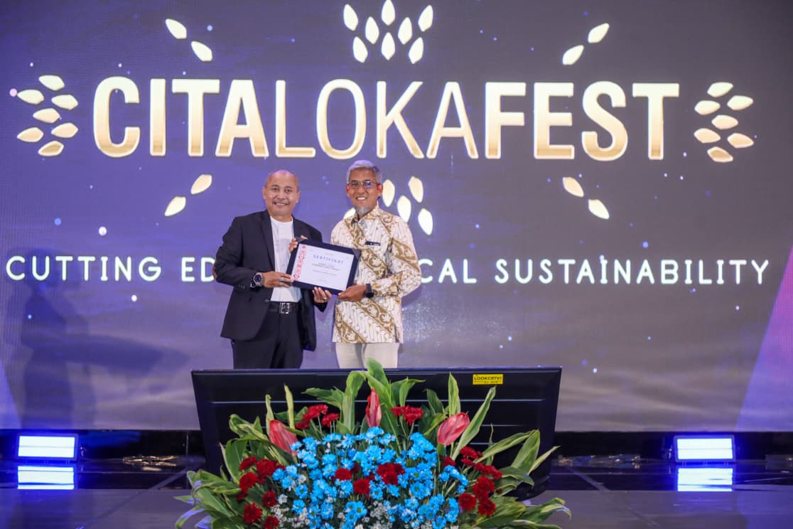 Gubernur Jawa Tengah Ahmad Luthfi menerima penghargaan Cita Loka Fest 2025 untuk kategori Pendorong Aglomerasi Solo Raya.