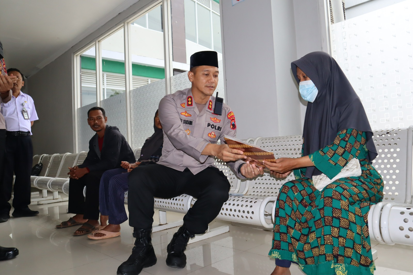 BERSALAMAN - Kapolres Pekalongan Kota AKBP Riki Yariandi bertemu perwakilan keluarga korban selamat kebakaran gas, pada Rabu (5/11/2025).