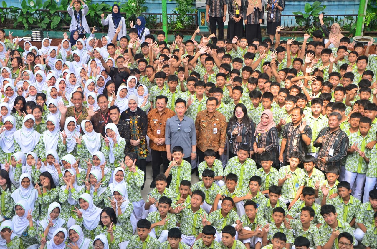 Gubernur Jawa Tengah Ahmad Luthfi mendampingi kunjungan kerja Wakil Presiden Gibran Rakabuming Raka meninjau pelaksanaan program Makan Bergizi Gratis (MBG) di SMP Negeri 9 Salatiga, Jumat 7 Nov 2025.