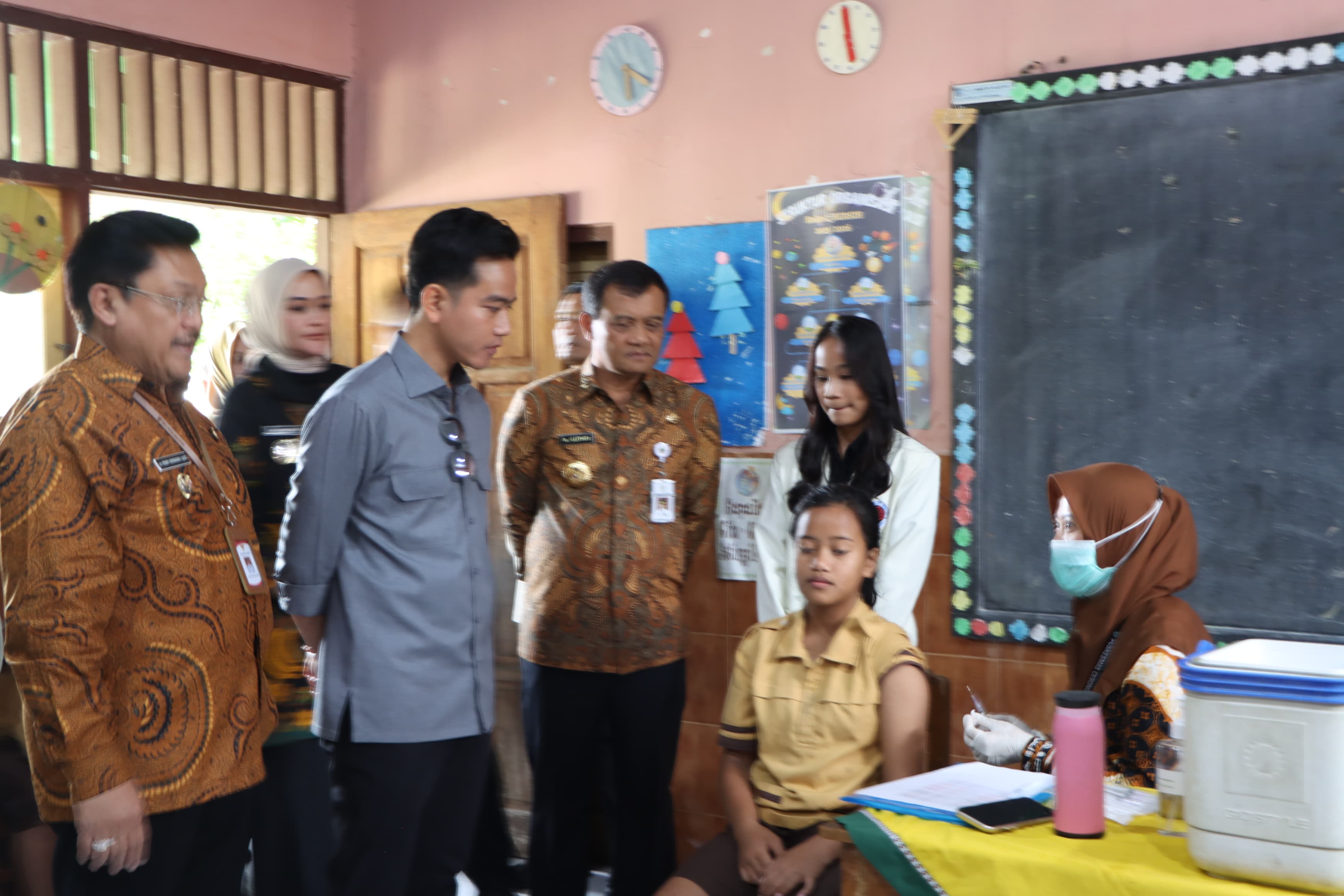 Wapres Gibran Cek MBG dan Pantau Pelaksanaan CKG di Salatiga SALATIGA, Radar Semarang - Wakil Presiden Republik Indonesia Gibran Rakabuming Raka mengecek program Makan Bergizi Gratis (MBG) di SMP Nege