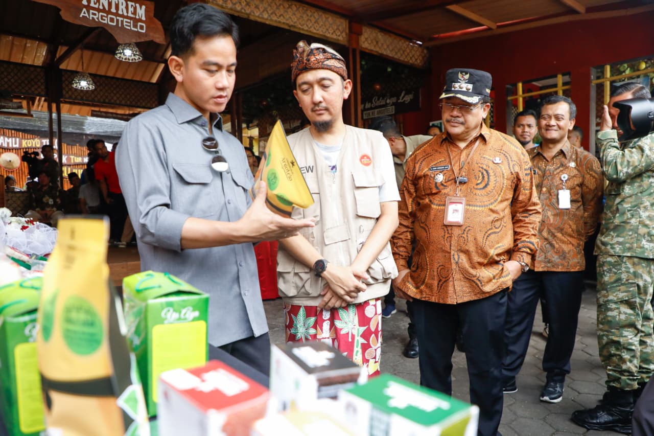 Wakil Presiden Gibran Rakabuming Raka dan Gubernur Jawa Tengah Ahmad Luthfi di Kampung Singkong, Jumat, 7 November 2025.