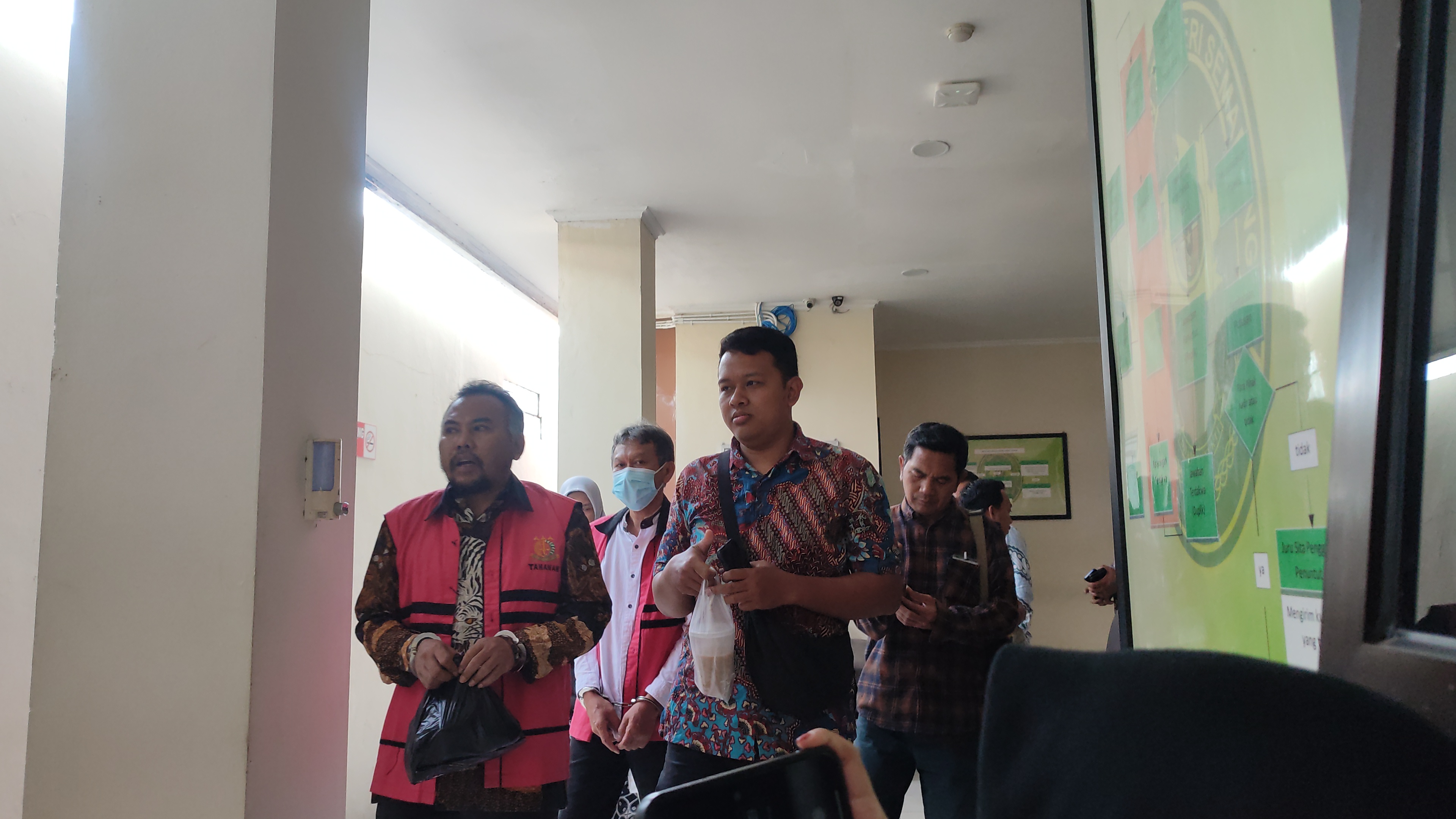 Terdakwa kasus korupsi penyerobotan lahan di areal Gudang Bulog Randu Garut usai menjalani sidang di Pengadilan Tipikor Semarang, Jumat (7/11/2025).