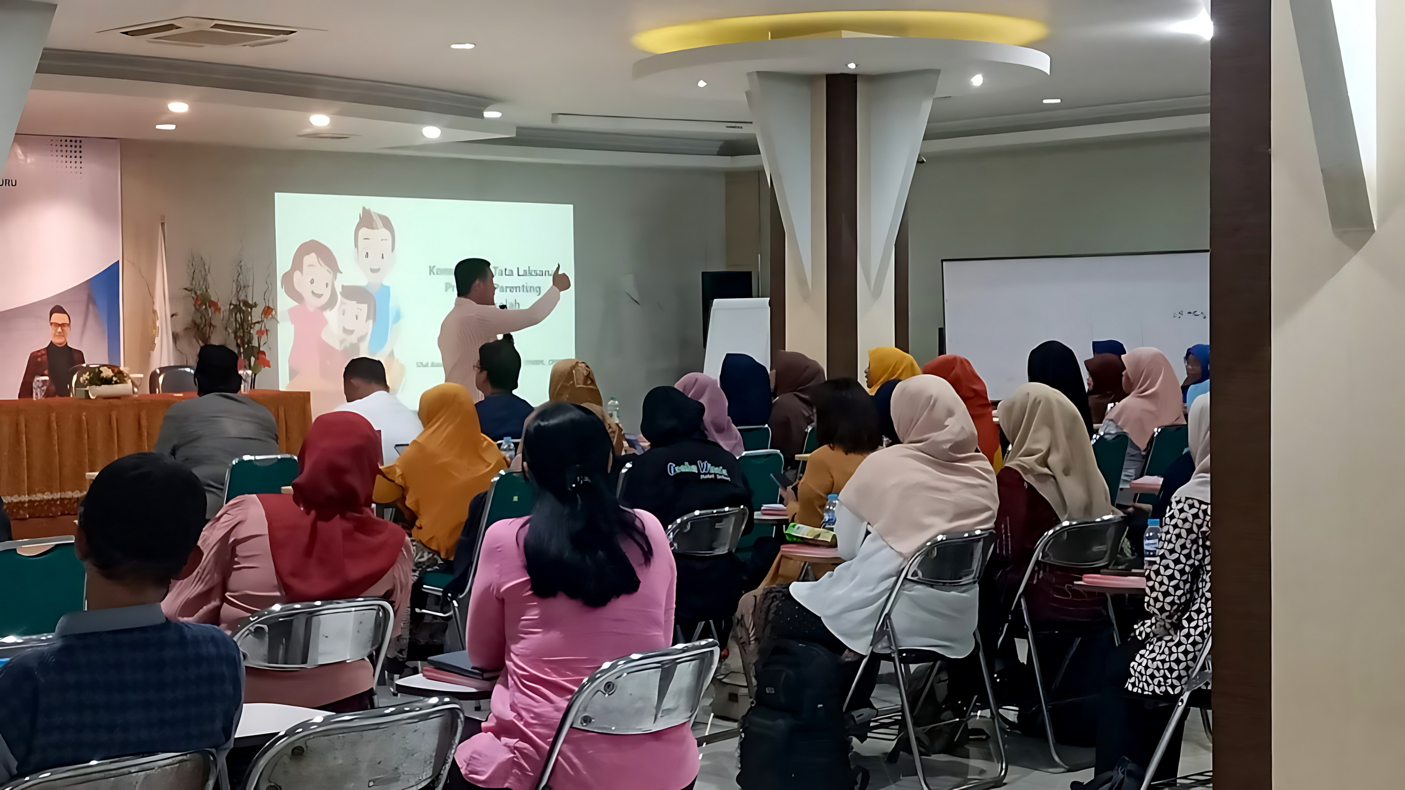 PELATIHAN - Ratusan guru di Kota Pekalongan saat mengikuti pelatihan Parenting di&nbsp; di Aula Pusdiklat Kospin Jasa.Jumat (7/11/2025).