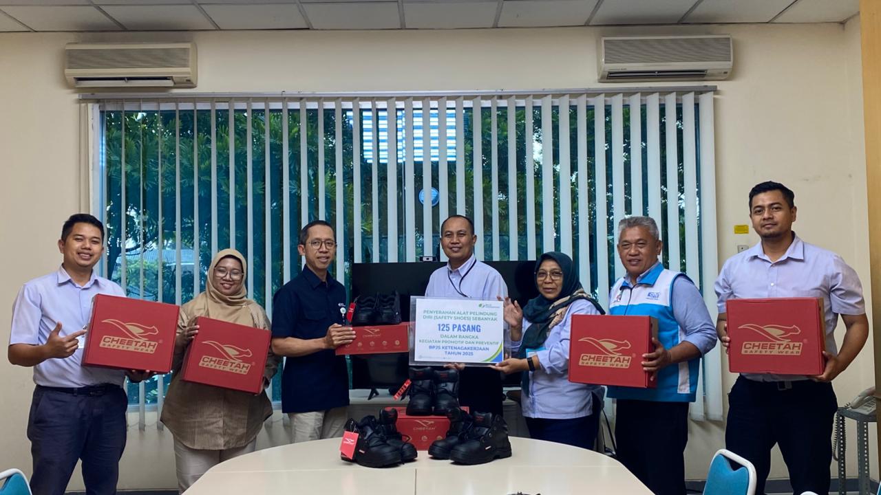 BPJS Ketenagakerjaan Cabang Ungaran menyerahkan 125 paket APD (alat Pelindung Diri) kepada PT. Ungaran Sari Garments Dalam upaya menekan angka kecelakaan kerja serta mengurangi risiko penyakit.