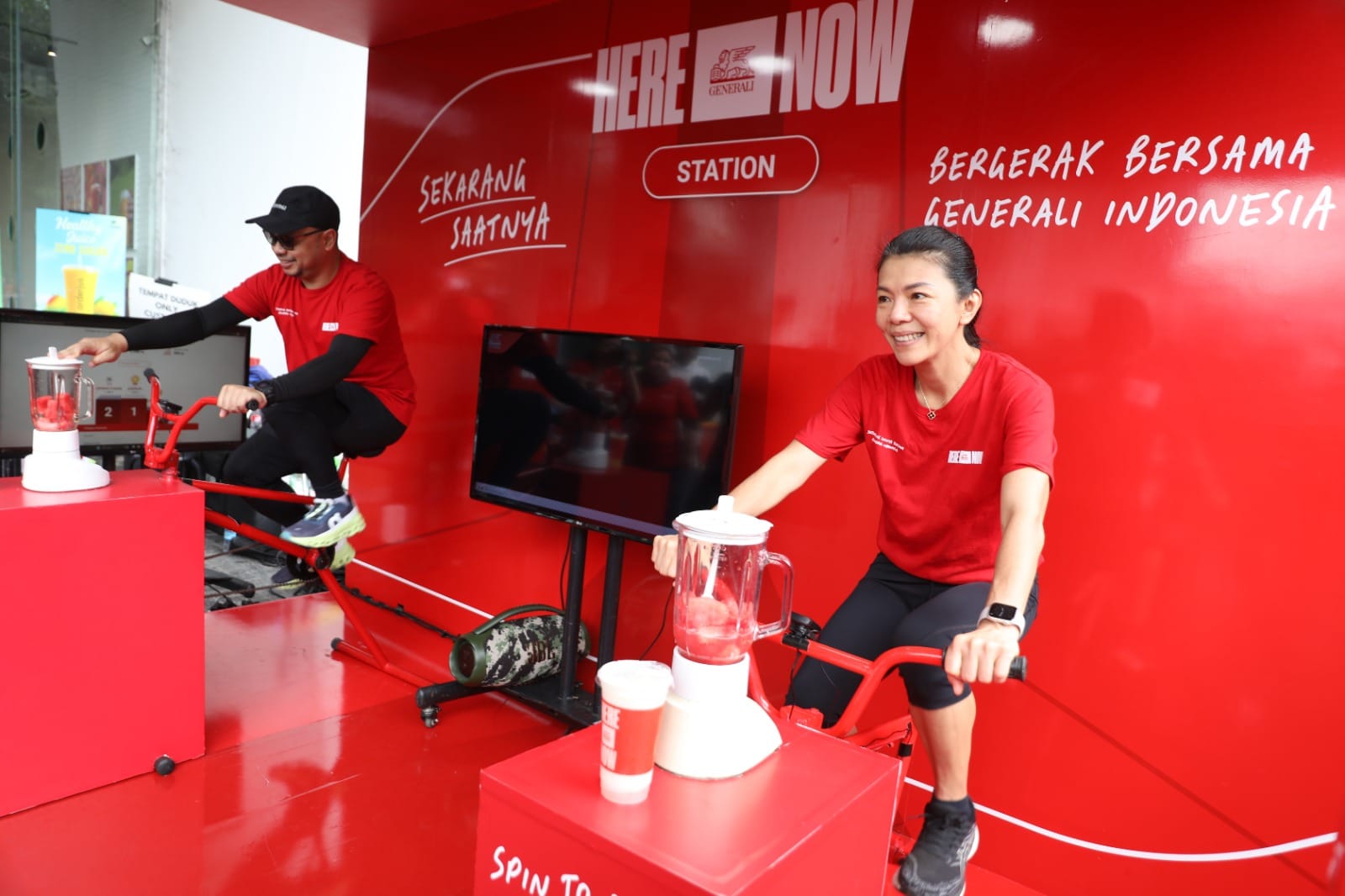 President Director dan CEO Generali Indonesia Rebecca Tan (kanan) didampingi Head of Corporate Communication Windra Krismansyah (kiri) saat mencoba aktivitas #HereNow healthy challenge di GBK, (8/11).