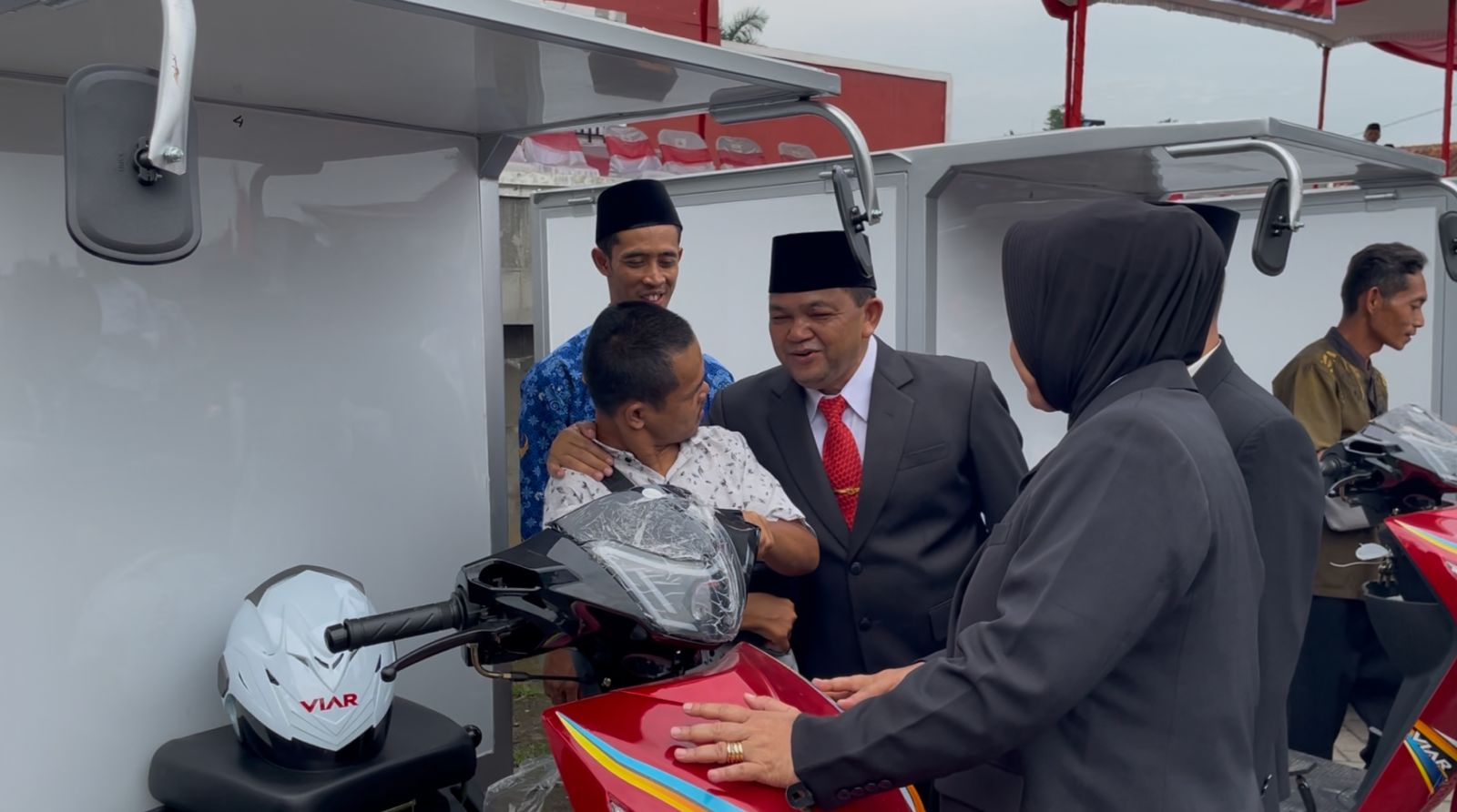 Bupati Semarang Ngesti Nugraha dan Wakil Bupati Semarang Nur Arifah saat menyerahkan kaki palsu, tongkat bantu jalan hingga motor roda tiga. Maria Novena/Jawa Pos Radar Semarang