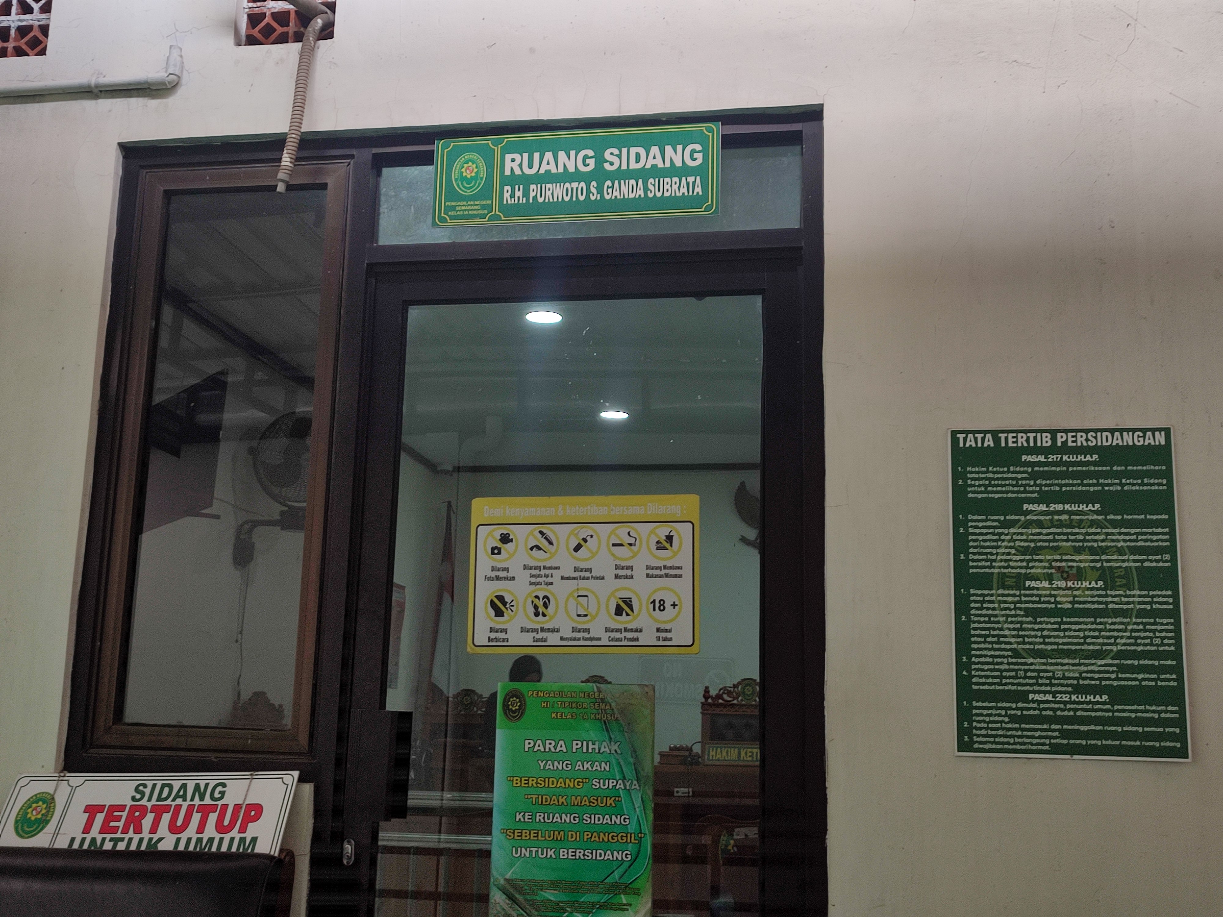 Putusan kasus pornografi Terdakwa Bambang Raya di ruang sidang Purwoto Pengadilan Negeri Semarang ditunda, Senin (10/11/2025).