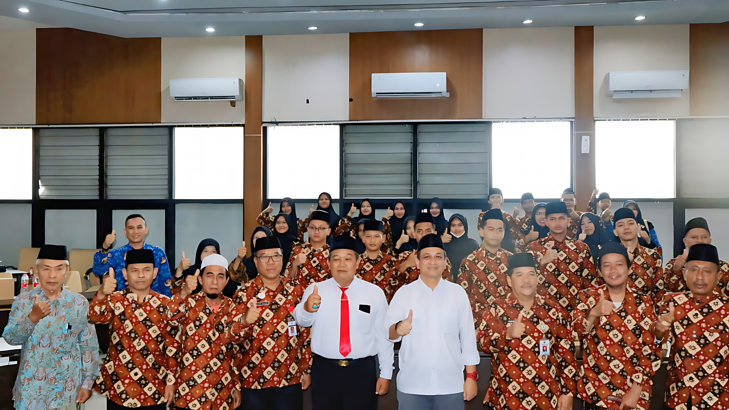 KOMPAK - Sebelum dilepas, kafilah&nbsp; MTQH&nbsp;Kota Pekalongan ke Jateng 2025 berfoto bersama Walikota dan jajarannya, Senin (10/11/2025).