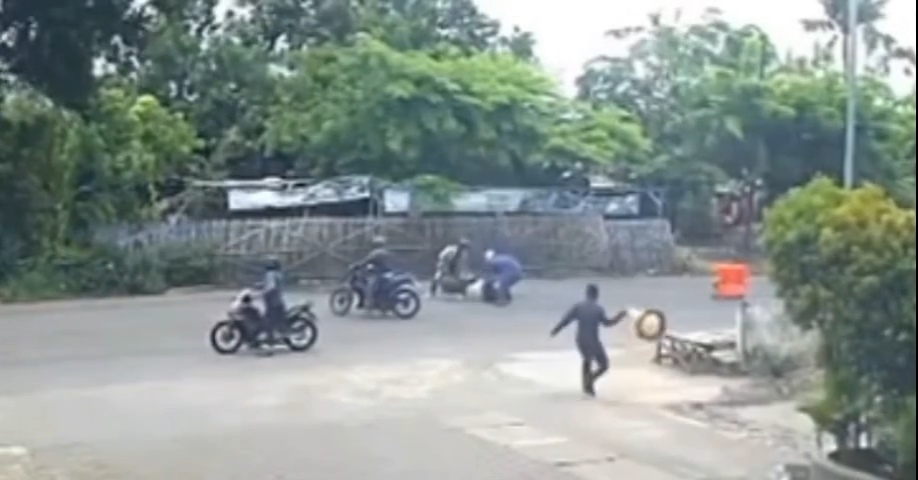Rekaman CCTV saat perampokan uang 450jt yang berhasil digagalkan