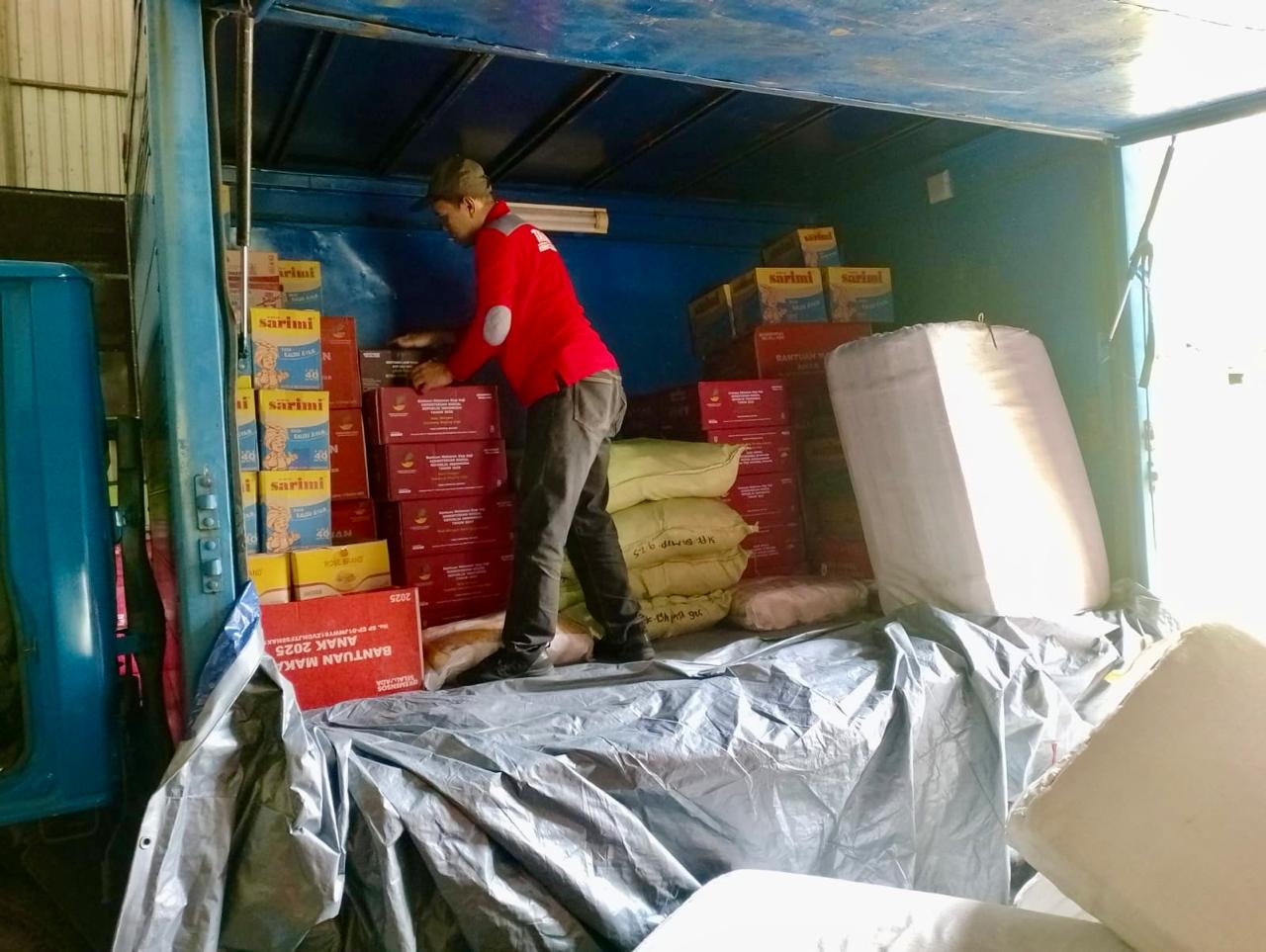 Ratusan paket bantuan senilai lebih dari Rp 95 juta disalurkan terdampak banjir di kawasan Bumiayu, Kabupaten Brebes.