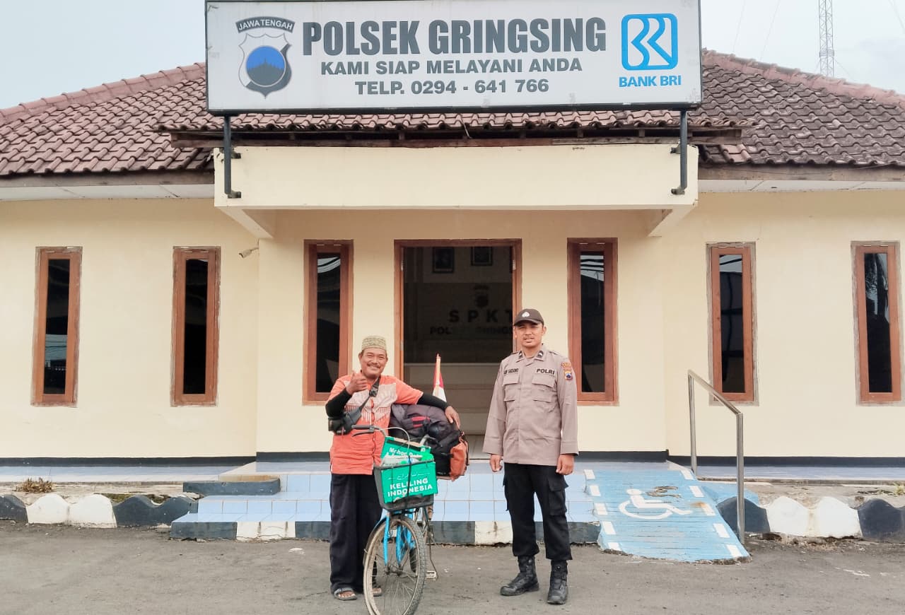 KELILING INDONESIA : Sutrisno singgah di Mapolsek Gringsing dalam perjalanannya keliling Indonesia menggunakan sepeda tua, Minggu&nbsp;(09/11/2025).