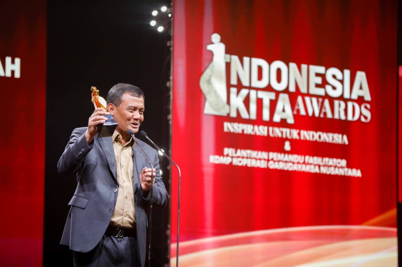Gubernur Jawa Tengah, Ahmad Luthfi menerima penghargaan di Yudhistira Grand Ballroom Patra Jasa Office Tower, Jakarta Selatan pada Senin, 10 November 2025 malam.