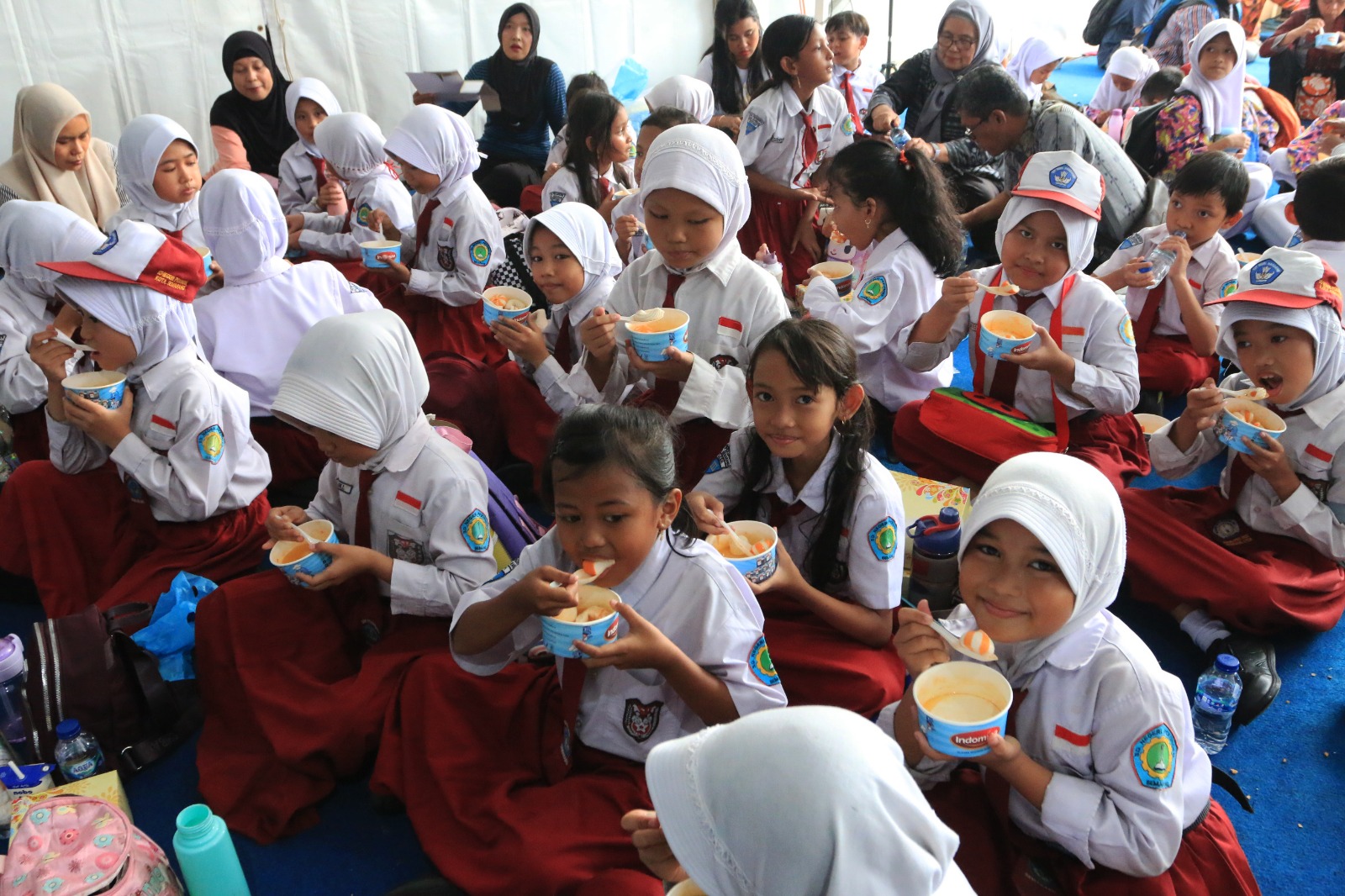 Anak-anak makan bakso ikan bersama dalam acara Central Java Fish Market ke-4, di Halaman Kantor Gubernur Jateng, Selasa (11/11).