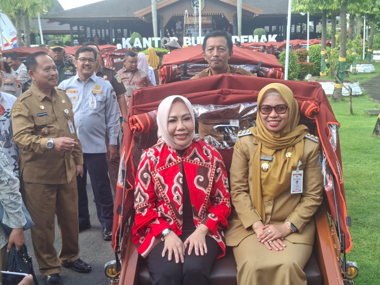Bupati Demak dr Eistianah bersama Dr Zaidirina selaku Deputi Bidang Percepatan Fasilitasi dan Perlindungan Kesejahteraan BP Taskin naik becak listrik di Pendopo.(Wahibpribadi)