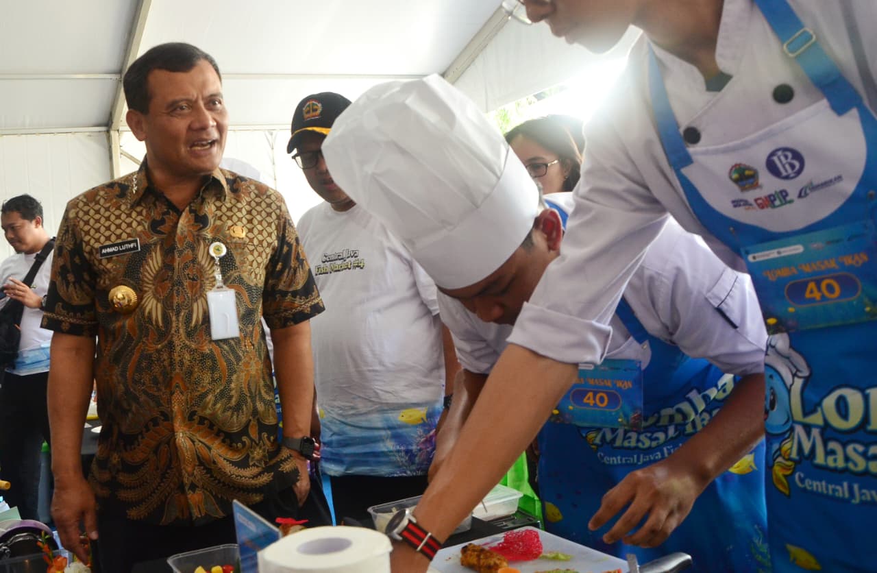 Gubernur Ahmad Luthfi saat meninjau kegiatan Central Java Fish Market #4 yang digelar di halaman Kantor Gubernur Jateng, pada Selasa, 11 November 2025.