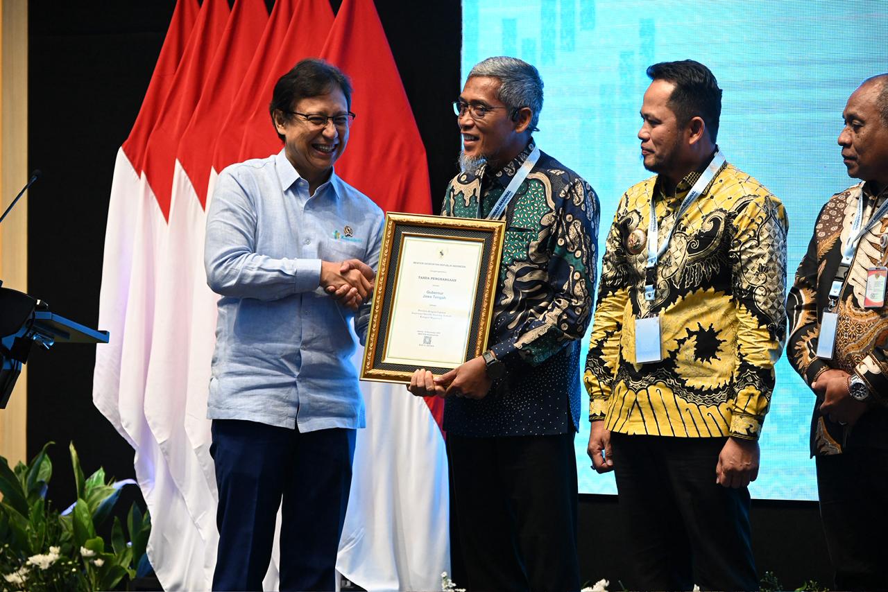 Diwakili oleh Sekda Jateng, Sumarno Gubernur Jawa Tengah, Ahmad Luthfi menerima penghargaan dari Kementerian Kesehatan (Kemenkes)