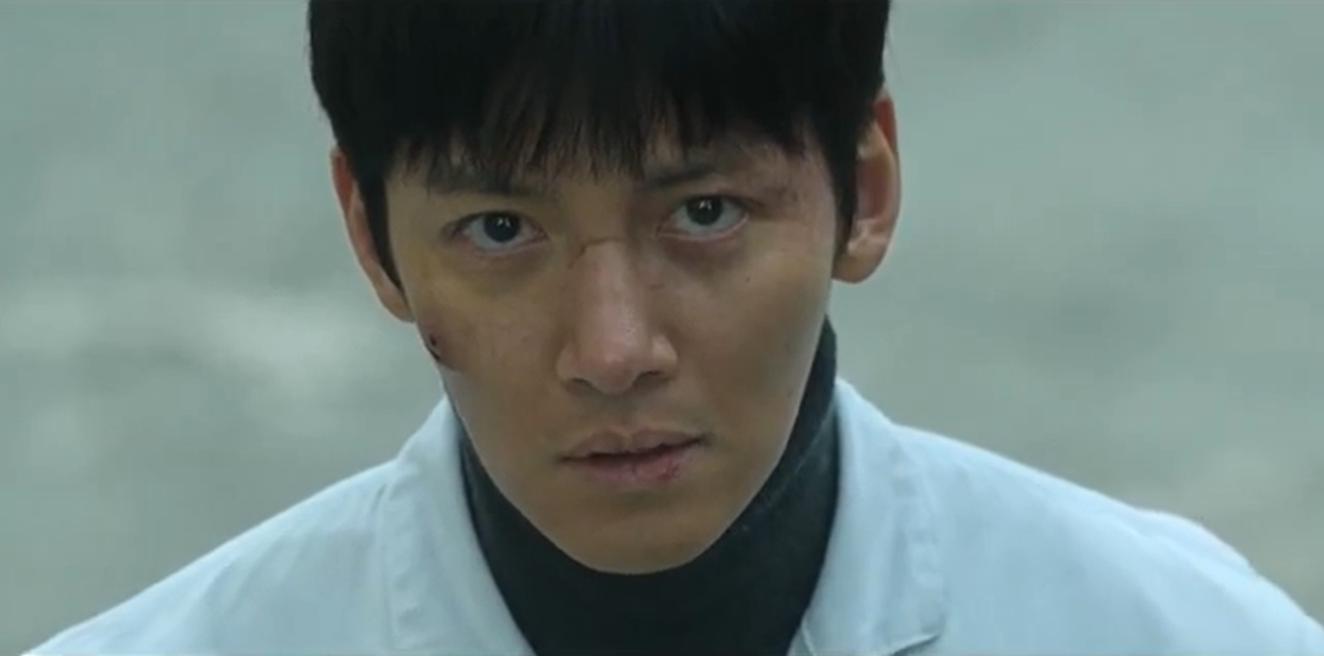 Tangkapan layar dari preview episode 5 yang ditampilkan di episode 4 di Disney+, menampilkan Ji Chang-wook yang menatap tajam kepada Do Kyung-soo.