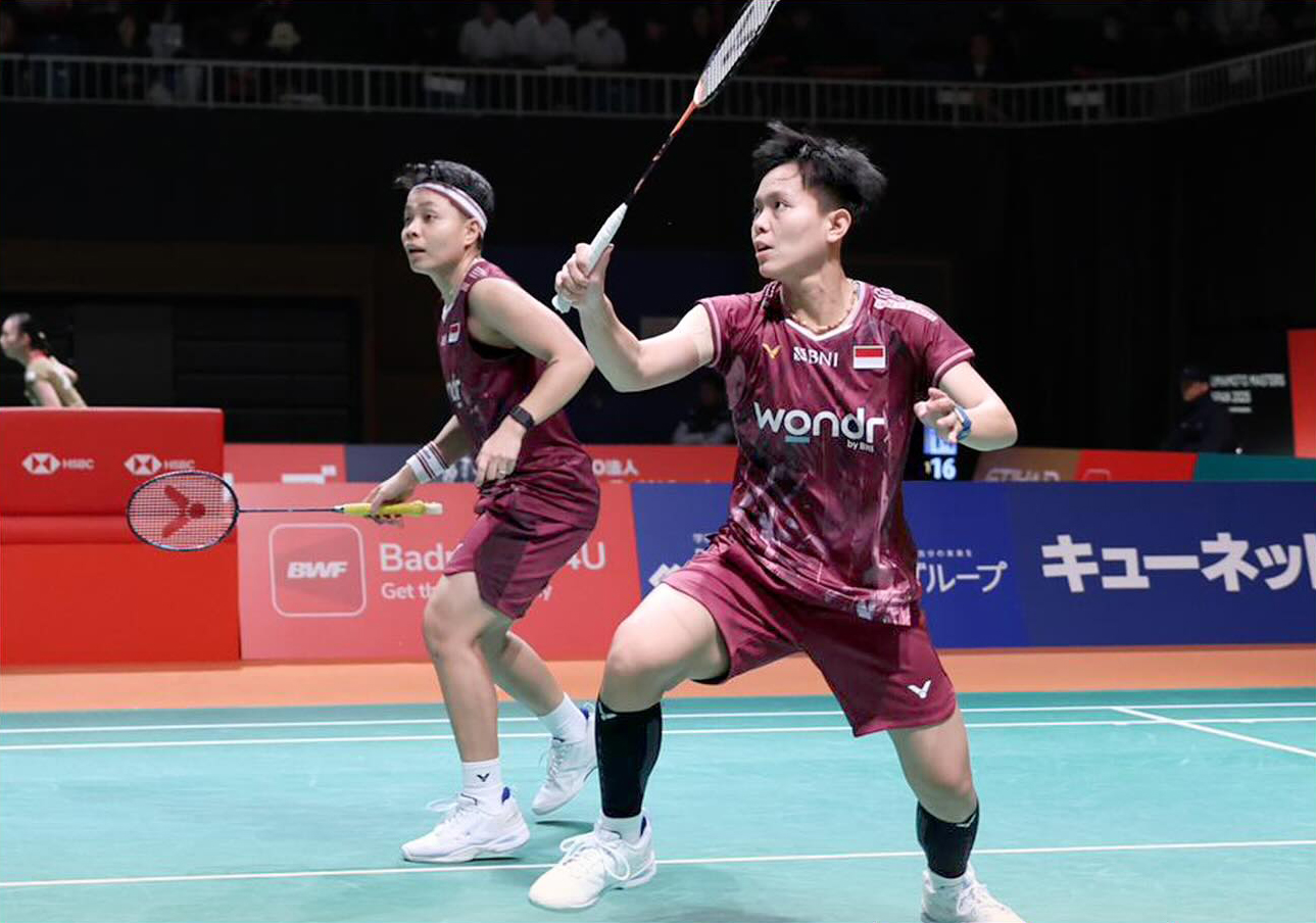 Apriyani Rahayu/Siti Fadia Silva Ramadhanti terhenti langkahnya di babak 16 besar usai kalah dua gim langsung 10-21, 16-21 atas wakil Jepang, Yuki Fukushima/Mayu Matsumoto.
