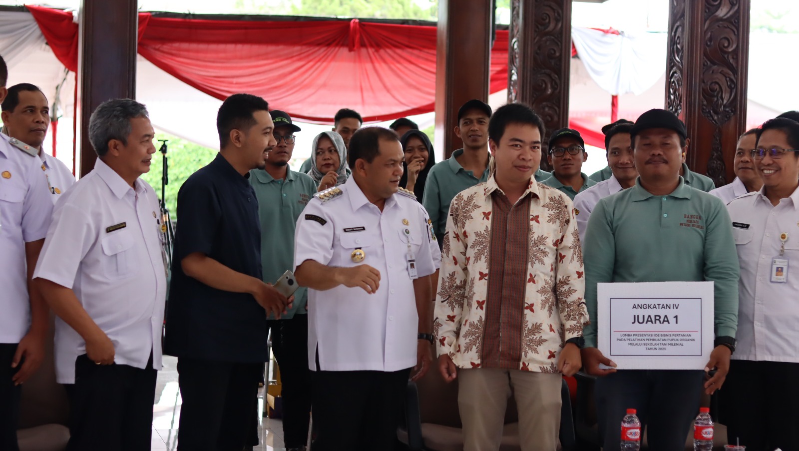 Bupati Semarang Ngesti Nugraha serahkan penghargaan kepada petani miliar di acara Penutupan Sekolah Tani Milenial 2025. Maria Novena/Jawa Pos Radar Semarang