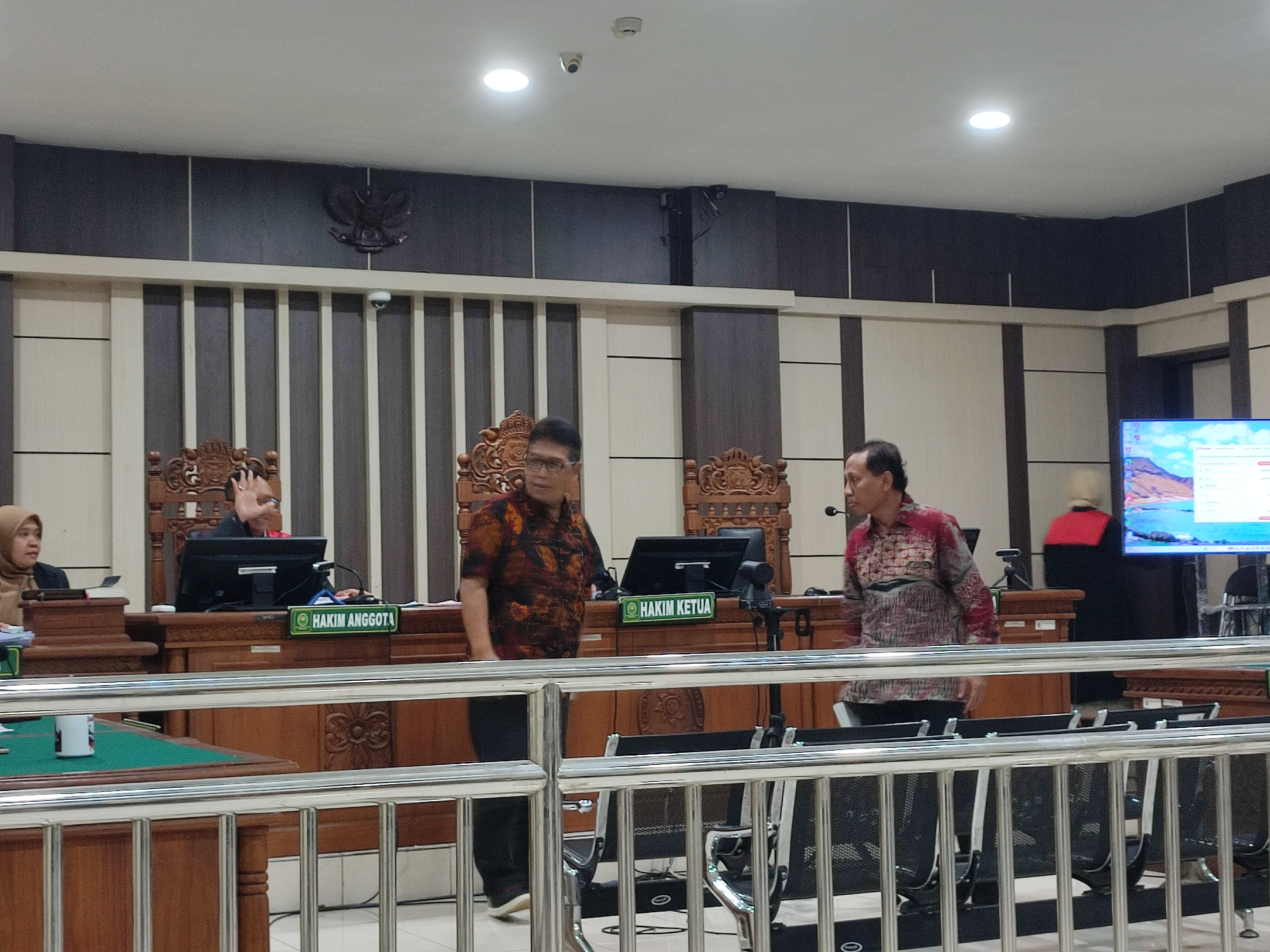 Dua terdakwa kasus pengadaan biji kakao fiktif menghadiri sidang putusan sela di Pengadilan Tipikor Semarang.