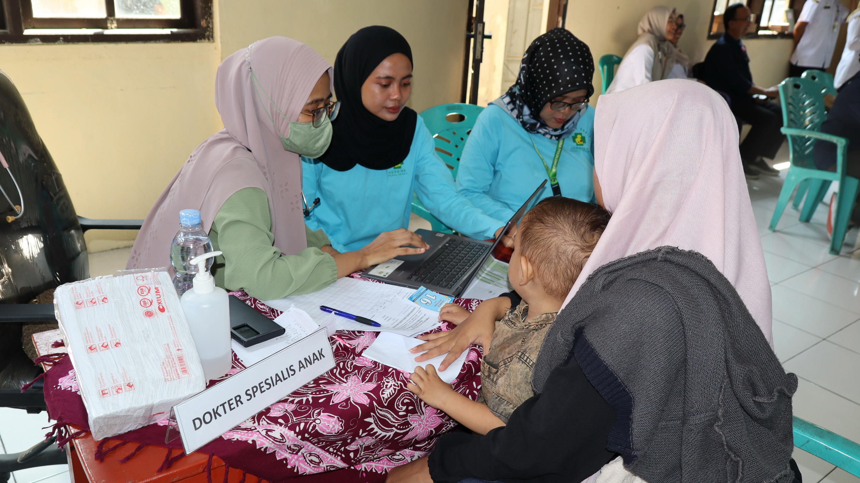 CEK KESEHATAN - Dinkes saat menggelar&nbsp;cek kesehatan gratis bagi anak-anak beberapa waktu&nbsp;kemarin.
