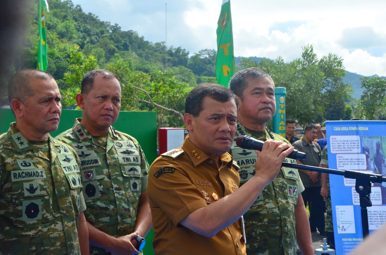 Gubernur Ahmad Luthfi saat mendampingi KSAD Jend. Maruli Simanjuntak dalam acara peresmian Pompa Hidraulic Ram (Hidram) TNI Manunggal Air Pertanian di Desa Tambaknegara. Banyumas.