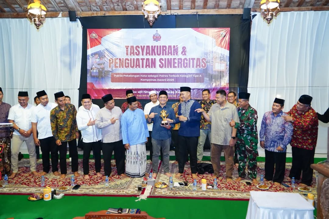 APRESIASI - Walikota Pekalongan HA Afzan Arslan Djunaid saat hadir langsung dalam syukuran Kompolnas Award 2025 di Pendopo Pesantren Al Maliki, Selasa malam (11/11/2025).