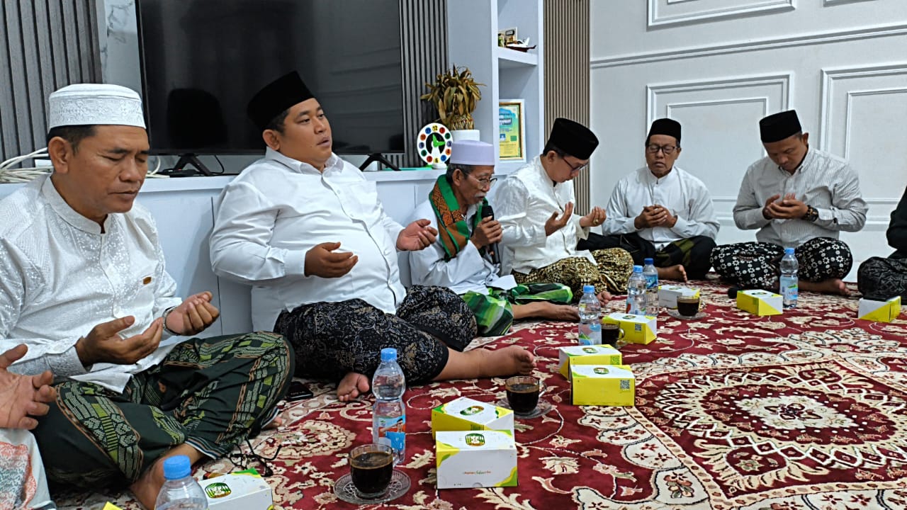 Ketua DPC PKB Demak H Zayinul Fata memimpin tasyakuran gelar pahlawan di rumah dinas DPRD Demak.(Wahibpribadi)