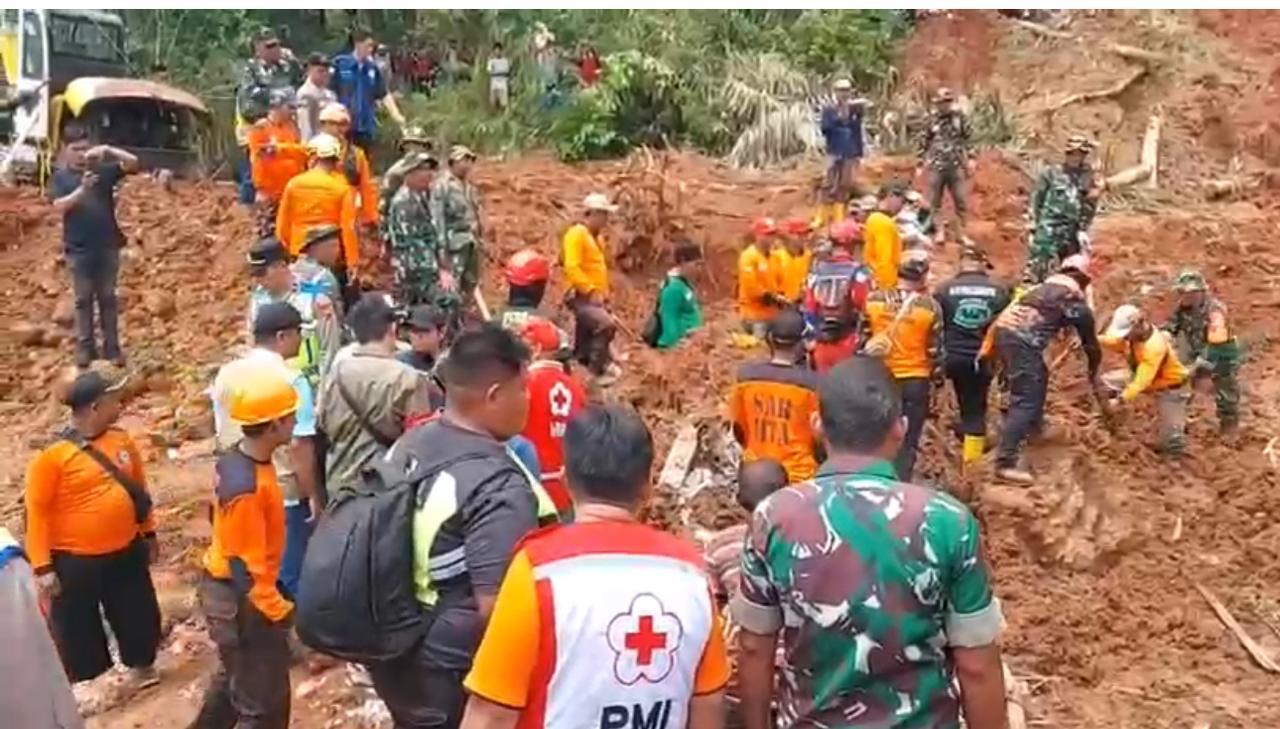 Tim penyelamat masih berusaha mencari 20 warga yang dinyatakan hilang