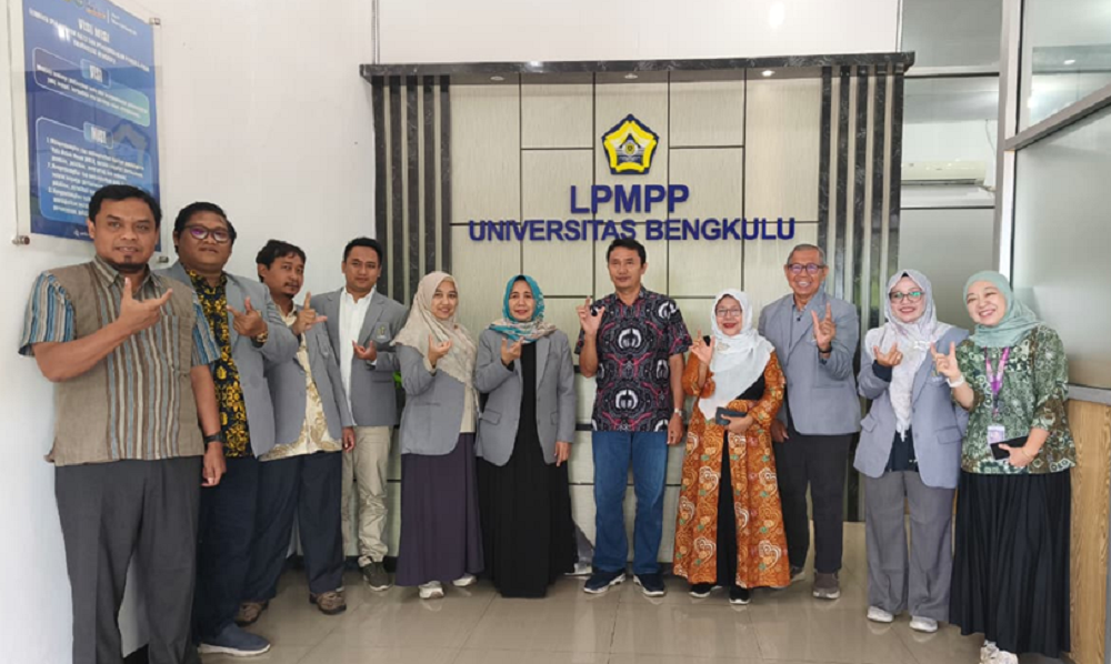 Delegasi Universitas Muria Kudus (UMK) yang dipimpin Direktur Pascasarjana UMK, Prof. Dr. Sri Utaminingsih, M.Pd. bersama Ketua LPPM Universitas Bengkulu Dr. Yulian Fauzi, M.Si