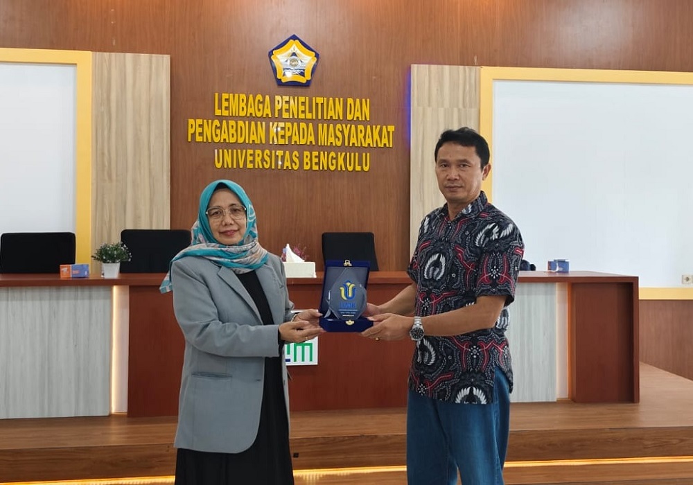 Direktur Pascasarjana UMK, Prof. Dr. Sri Utaminingsih, M.Pd. menyerahkan cinderamata kepada Ketua LPPM Universitas Bengkulu Dr. Yulian Fauzi, M.Si