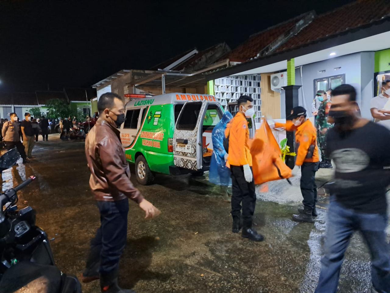 Petugas mengevakuasi penemian mayat di Boja.