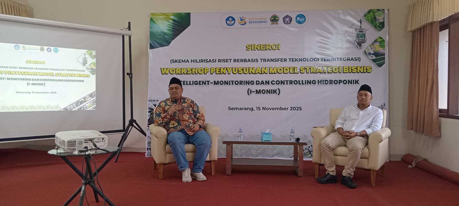 Wakil Ketua DPRD Jawa Tengah Sarif Abdillah dalam diskusi "Sinergi Skema Hilirisasi Riset Berbasis Transfer Tekhnologi Terintegrasi" yang digelar bersama Polines Semarang di rumah dinasnya di Semarang