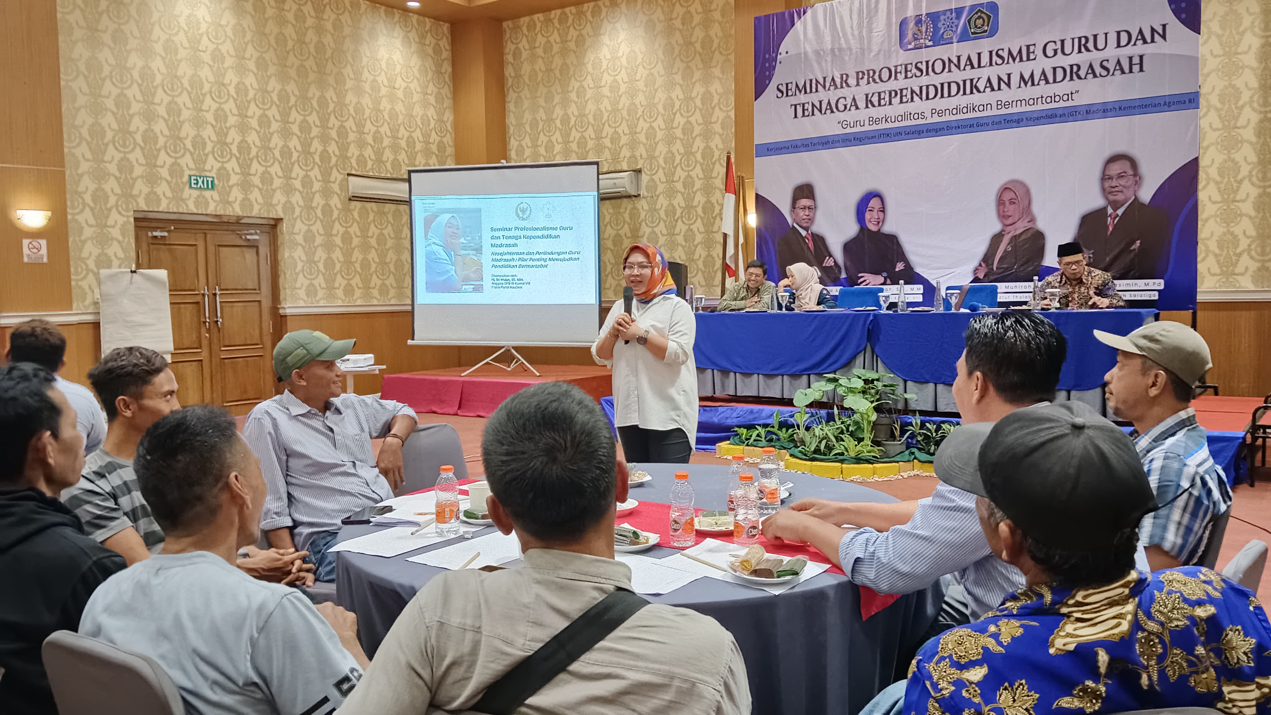 Guru Didorong Adaptif Hadapi Tantangan Zaman, FTIK UIN Salatiga Gelar Seminar Profesionalisme Guru Madrasah  Profesionalisme guru menghadapi tantangan yang terus berkembang.