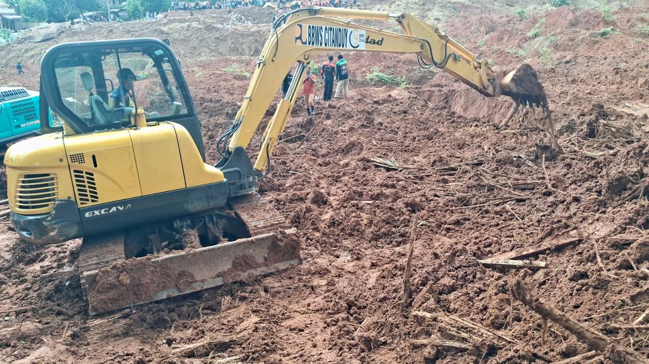 Pemprov Jateng Datangkan  Alat Berat di Lokasi Longsor Cibeunying Cilacap untuk membantu pencarian korban