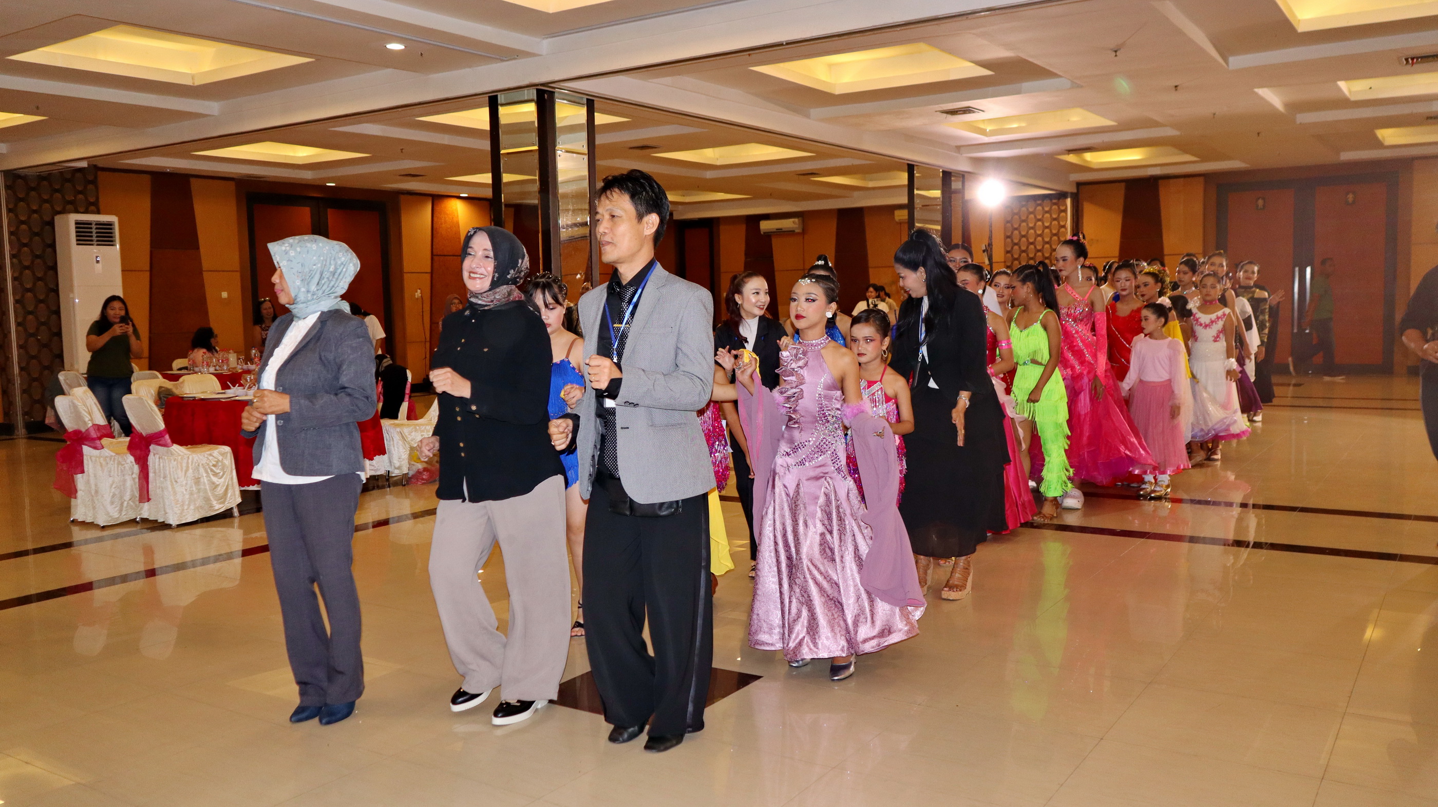 MERIAH - Wakil Walikota Pekalongan Hj Balgis Diab ikut meramikan parade pembukan Dancesport Competiton di di Hall Parksde manadirn Hotel, Sabtu (15/11/2025).