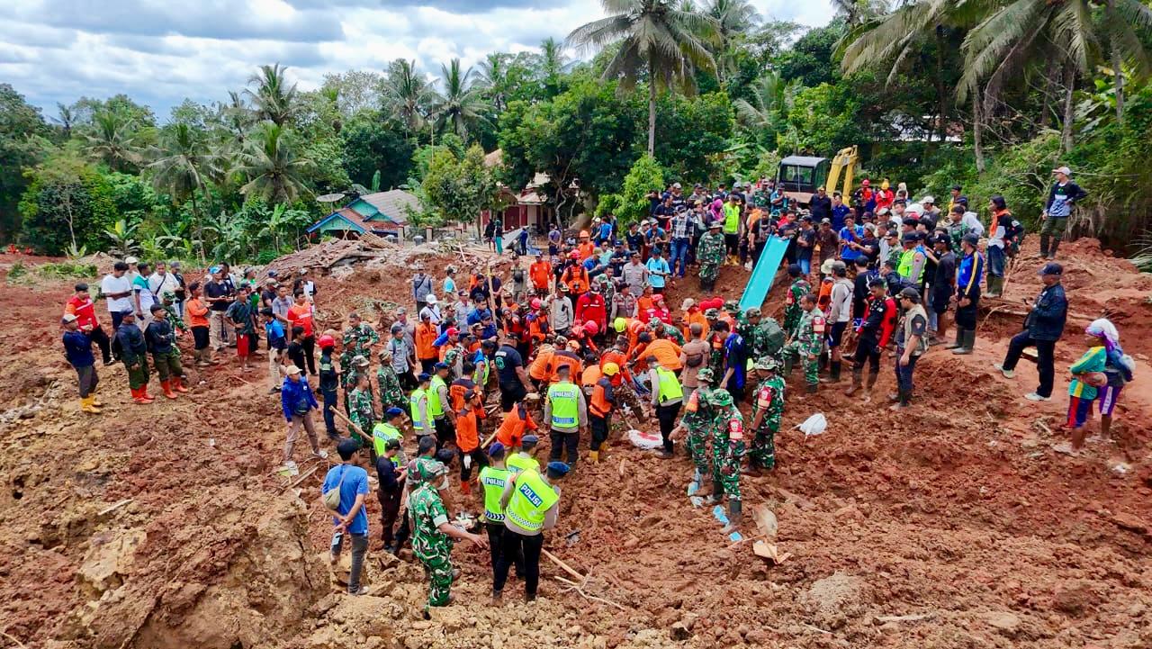 Sejumlah korban longsor berhasil di identifikasi, untuk korban lain masih dilakukan pencarian