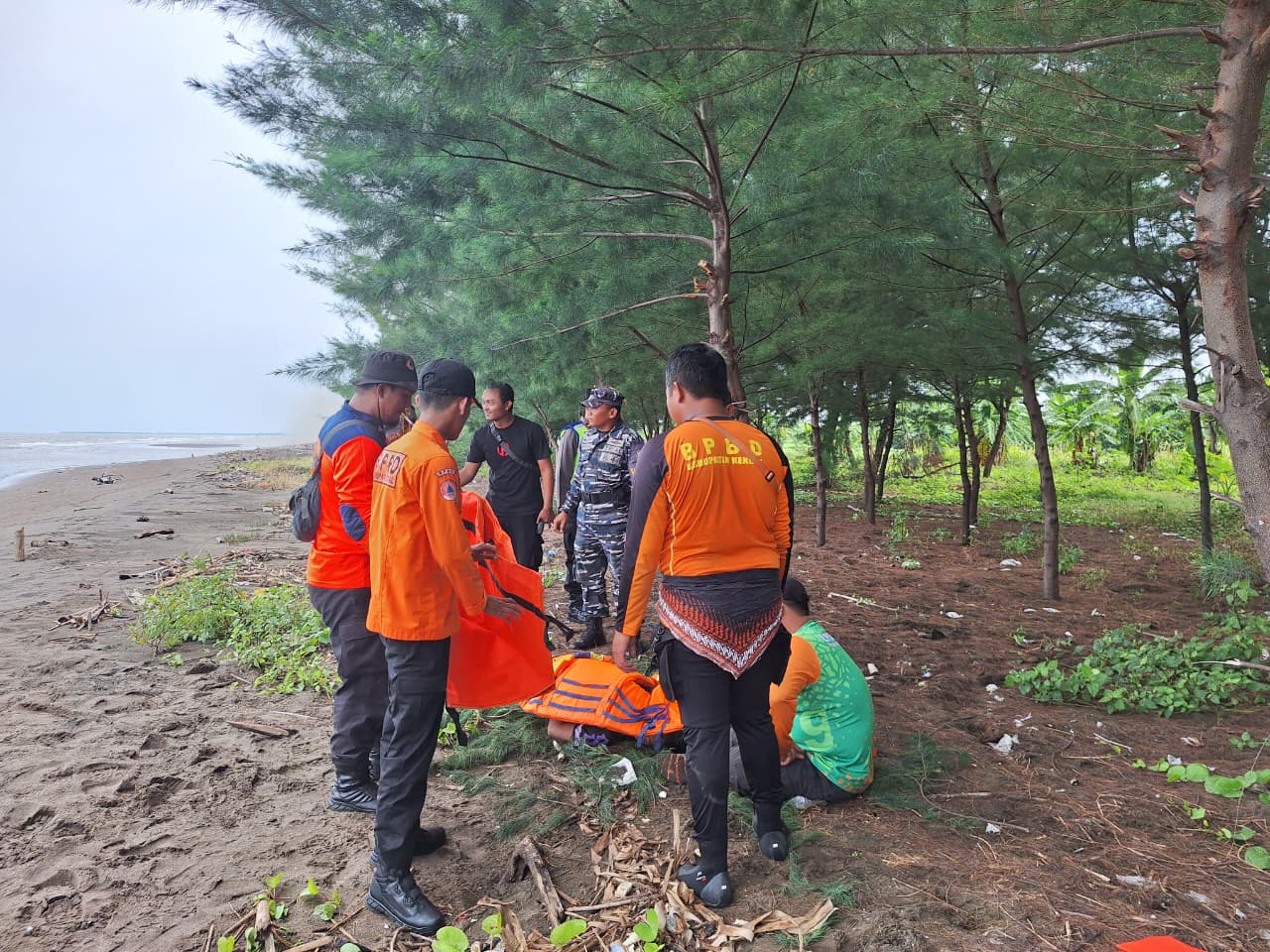 Petugas mengevakuasi korban terseret arus di Pantai Kemangi Kendal.