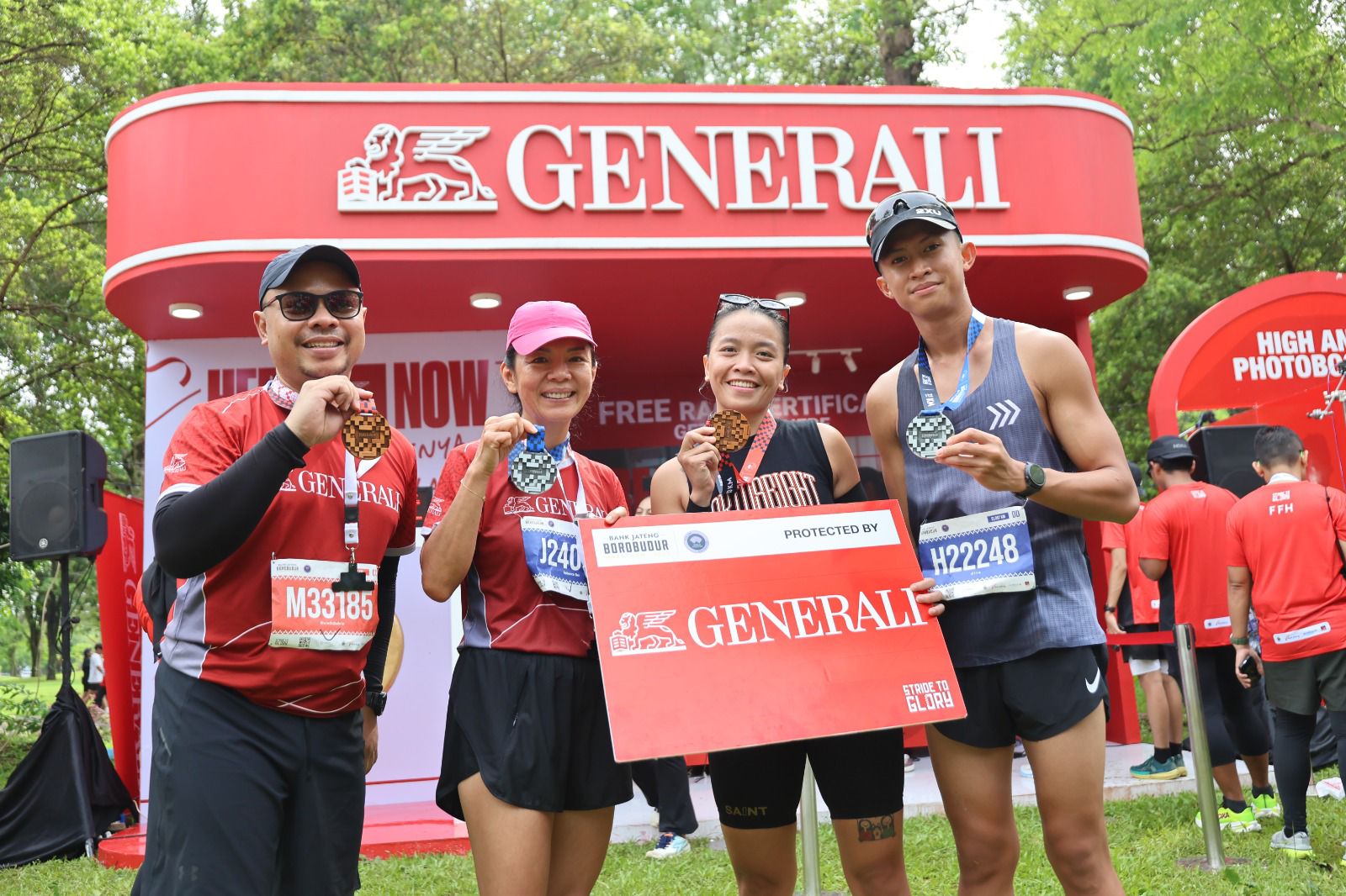 President Director and CEO Generali Indonesia Rebecca Tan (kedua dari kiri) menyerahkan proteksi kepada perwakilan pelari Borobudur Marathon 2025 untuk ke delapan kalinya.