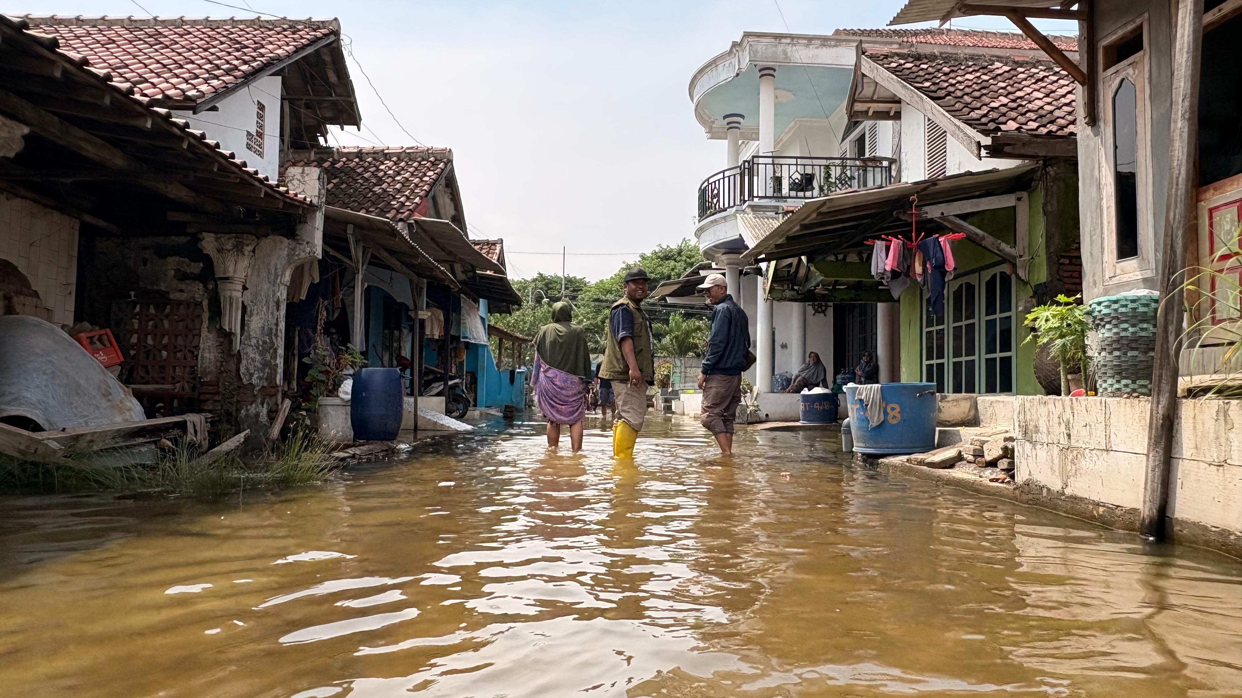 Terendam Rob Dua Pekan, Warga Pesisir Pantai Ngebum Kendal: Kami Tak Butuh Beras, Hentikan Banjir Ini!