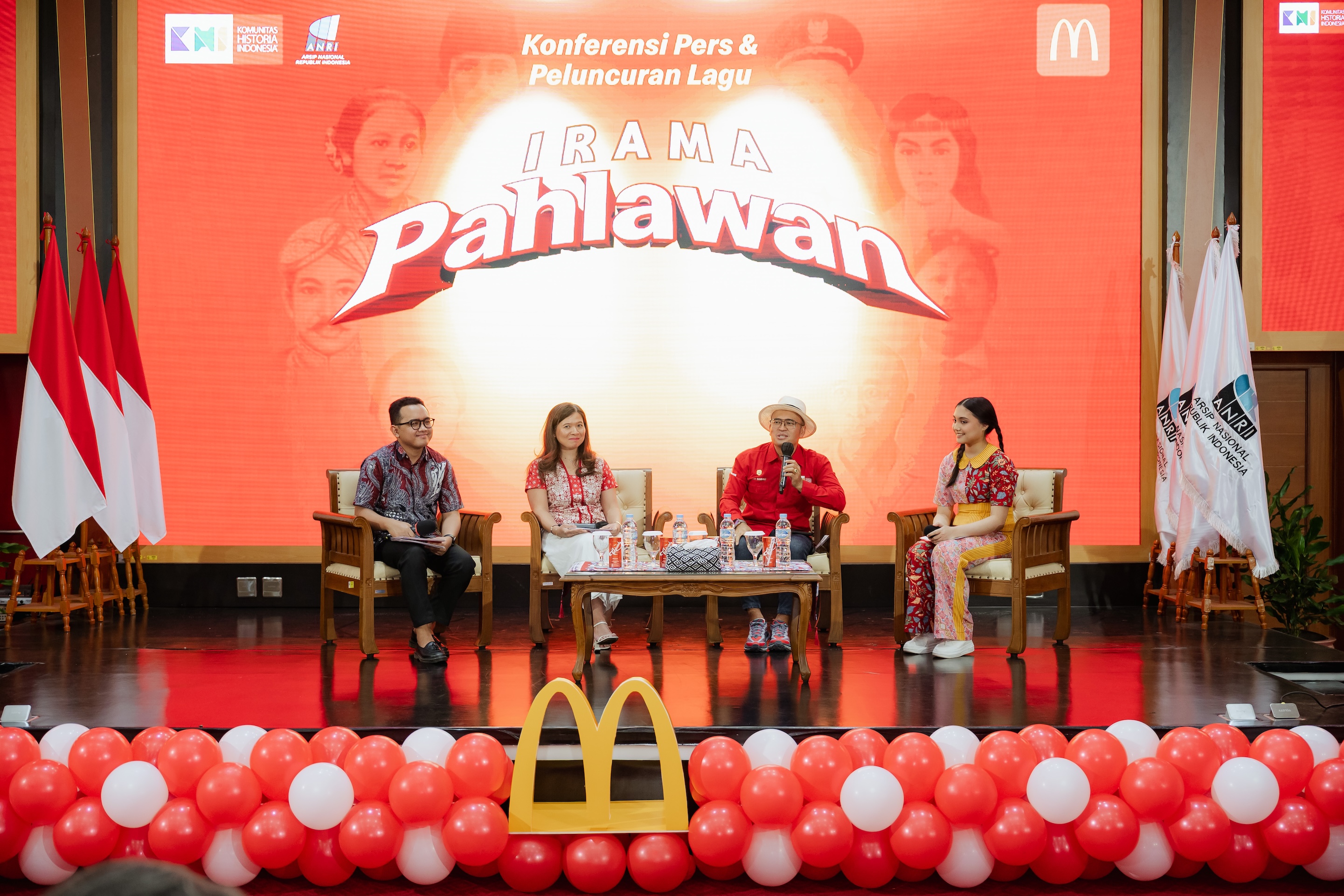 Konferensi pers  di Gedung ANRI, Jakarta (13/11/2025). Dihadiri, Caroline Kurniadjaja, Associate Director of Marketing McDonald&rsquo;s Indonesia, Asep Kambali, pendiri KHI, serta penyanyi Antea Turk.