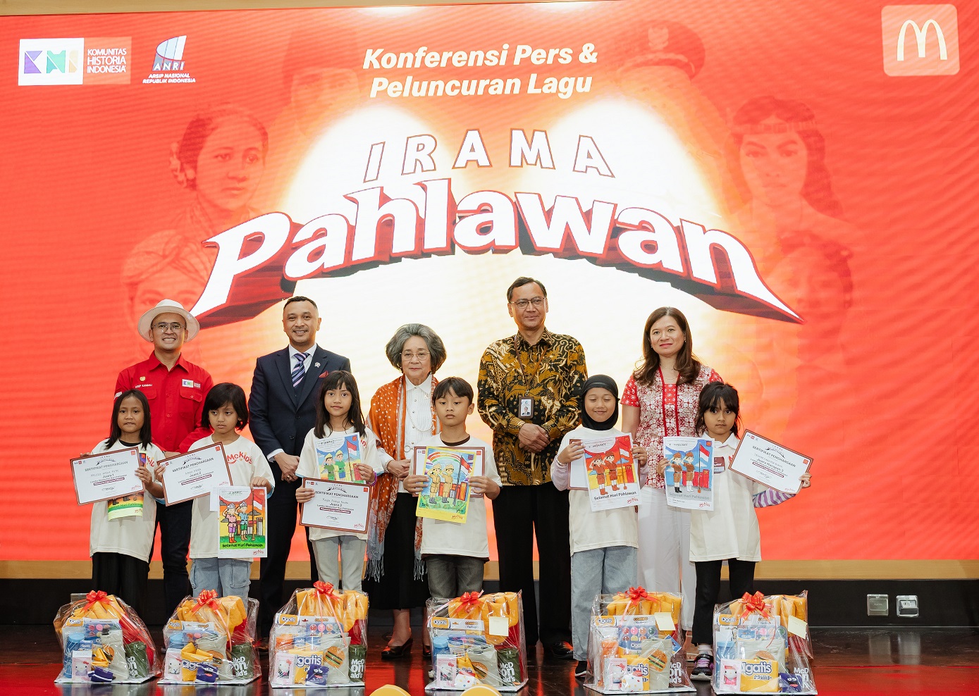 Dari kiri ke kanan: Asep Kambali, Giring Ganesha Djumaryo, Meutia Hatta, Mego Pinandito, dan Caroline Kurniadjaja foto bersama anak-anak dari Komunitas Historia Indonesia dan klub anak McKids.