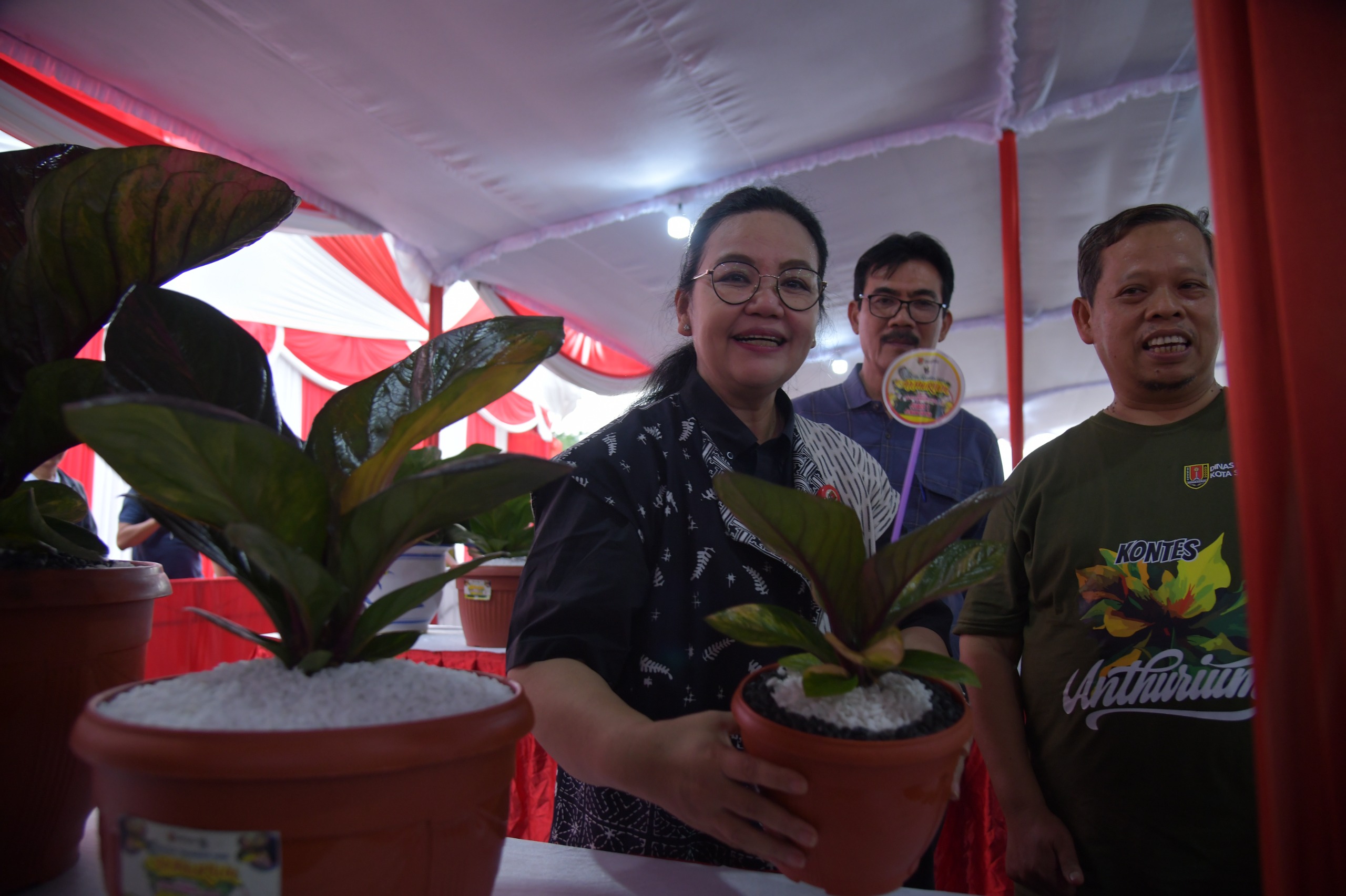 Wali Kota Semarang, Agustina Wilujeng membuka pameran di hlm parkir Eks Wonderia, Jalan Sriwijaya, Tegalsari, Candisari,  Minggu (16/11). Pameran akan berlangsung hingga 23 November 2025 mendatang.