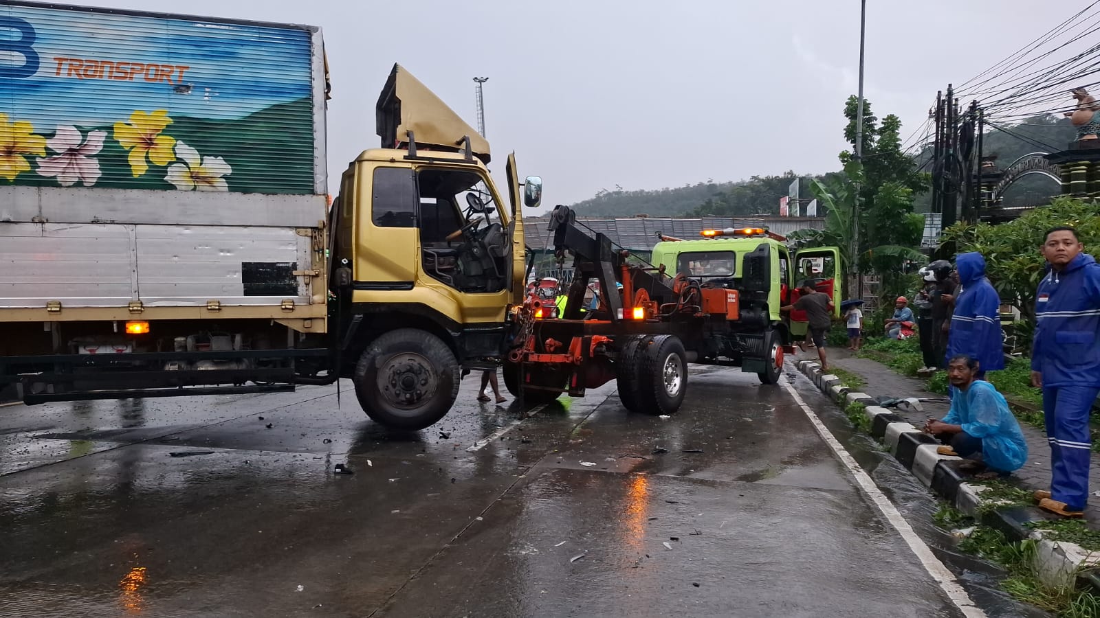 Kecelakaan di turunan simpang Bawen yang melibatkan lima kendaraan. Maria Novena/Jawa Pos Radar Semarang