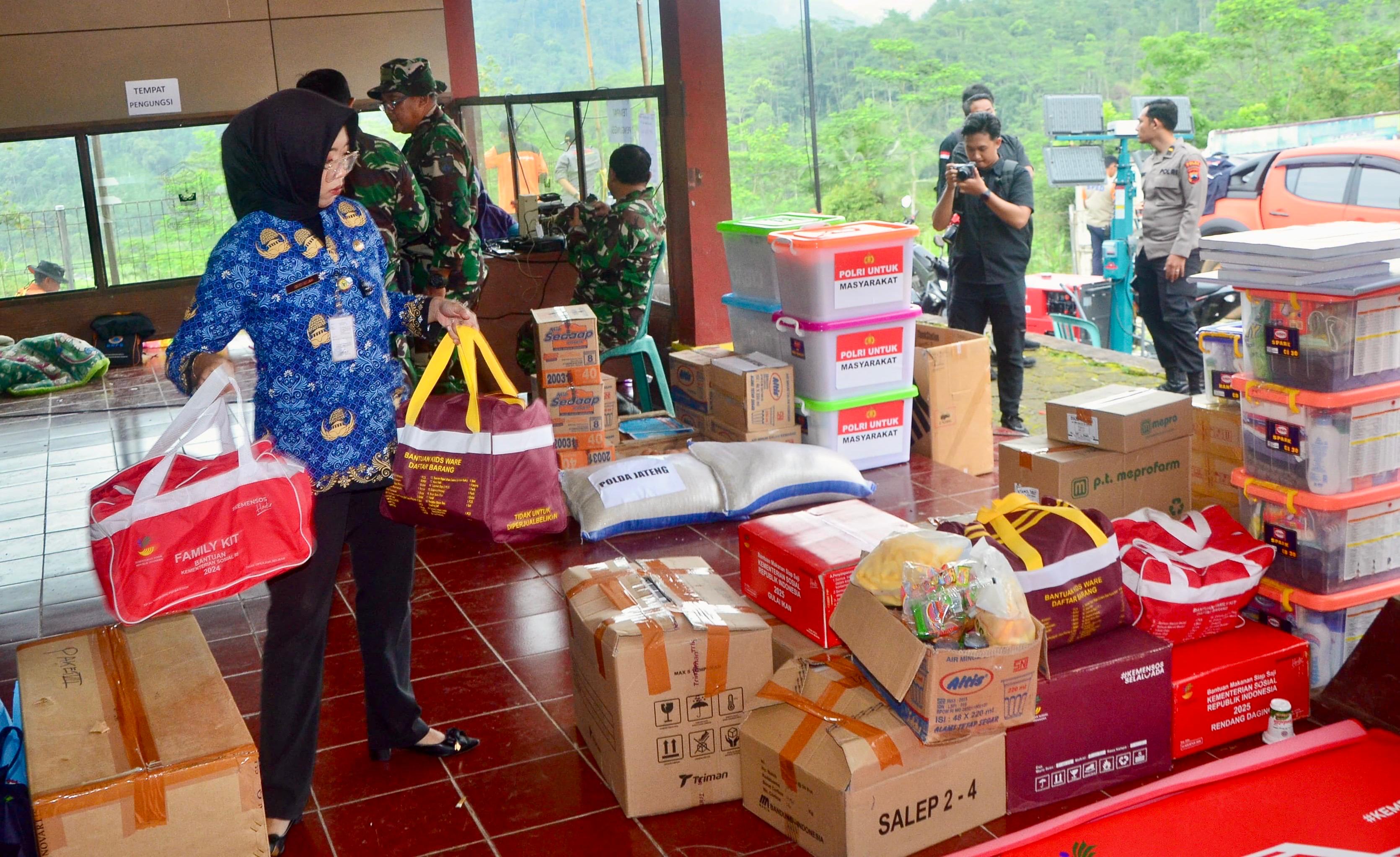 Sejumlah bantuan untuk korban longsor Banjarnegara dipastikan tercukupi