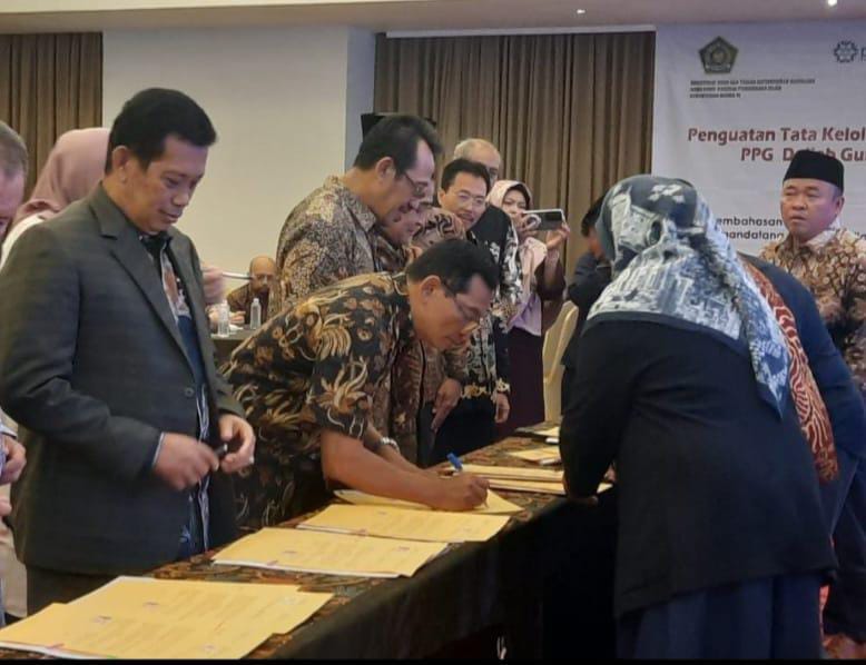 FTIK UIN Salatiga Teken MoU PPG Batch 4, Siap Latih 3.000 Guru Madrasah Berbasis Riset-  Upaya pemerintah meningkatkan kualitas guru madrasah memasuki fase penting.