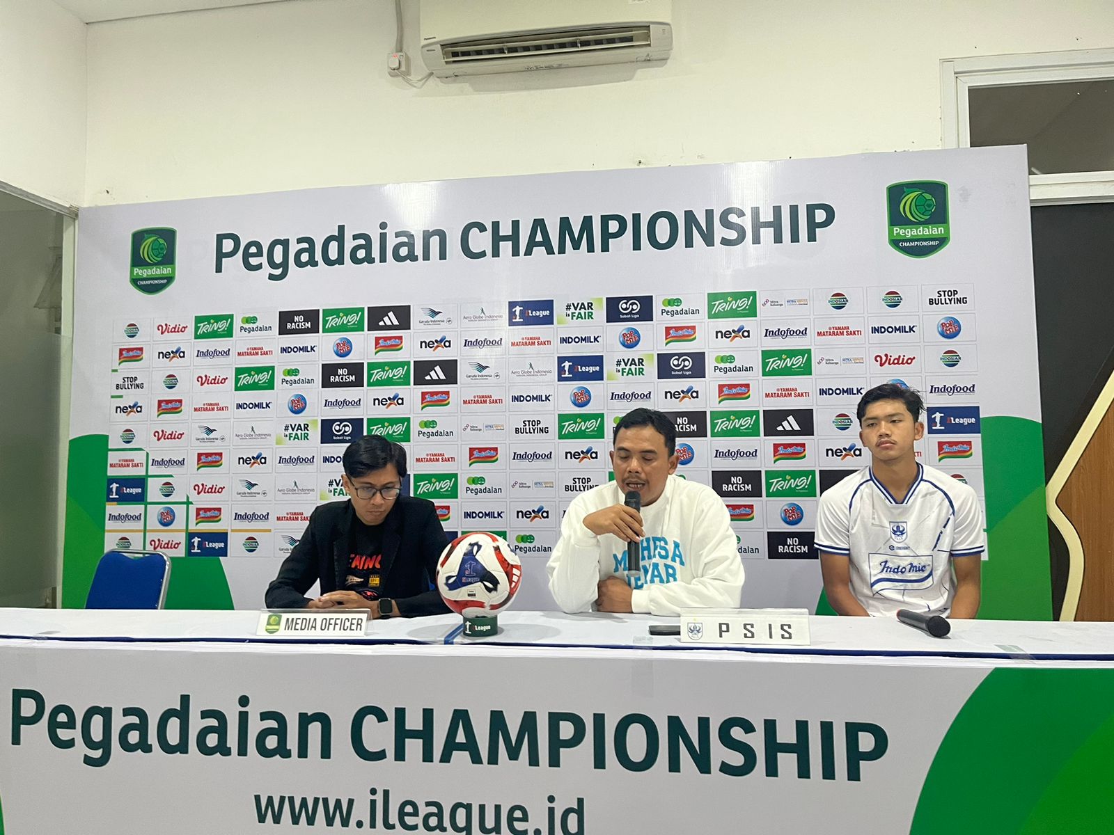 Pelatih PSIS Semarang Ega Raka Ghalih saat prescon jelang pertandingan menghadapi Persipura