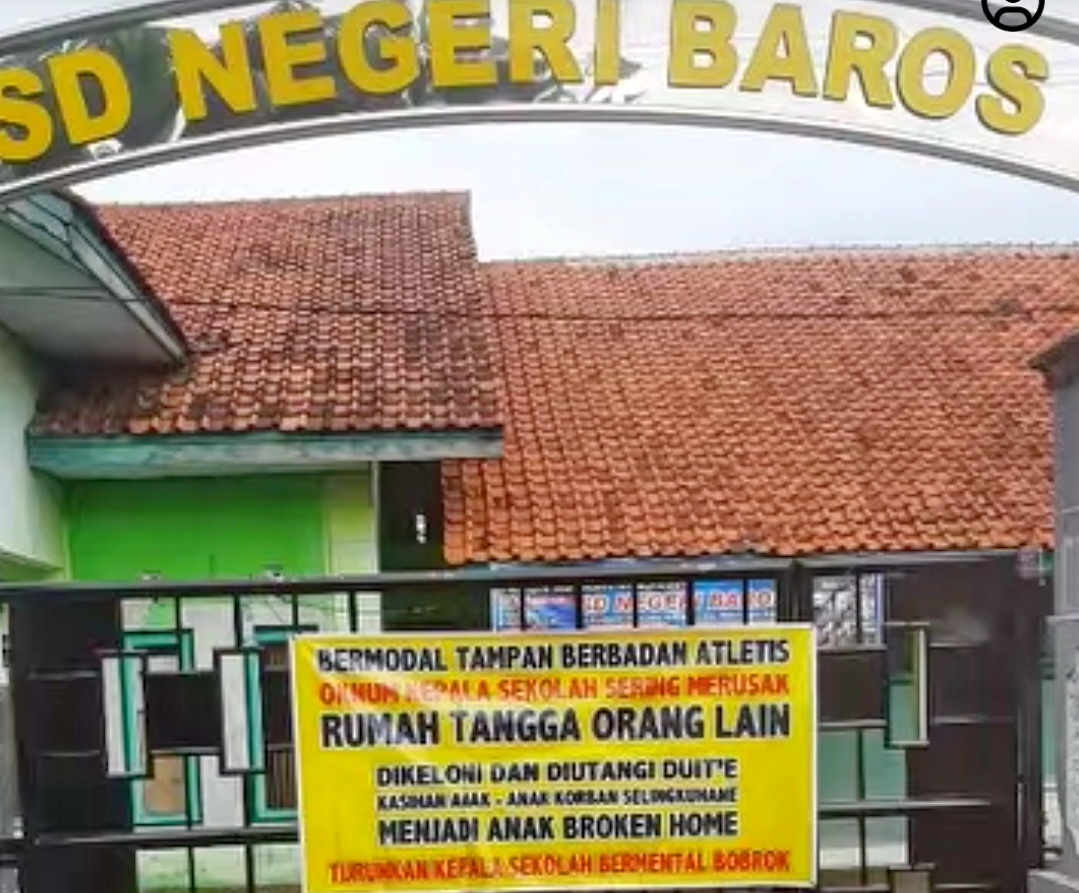 SPANDUK MISTERIUS - Penampakan spanduk misterius di pagar SDN Baros Kota Pekalongan, yang beredar di medsos.