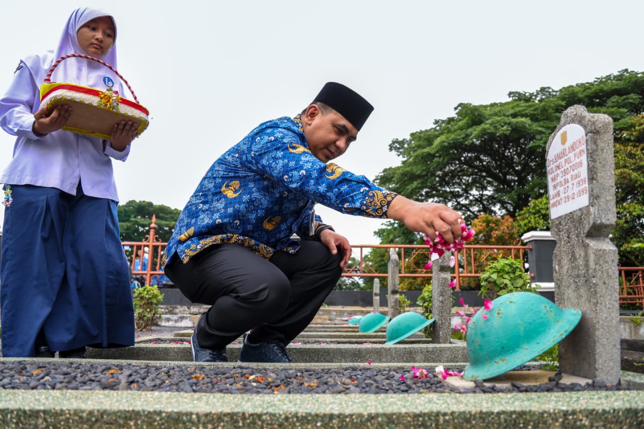 Wakil Gubernur Jawa Tengah Taj Yasin Maemoen Peringatan Hari Ulang Tahun ke-54 Korps Pegawai Republik Indonesia (Korpri) dengan berziarah di Taman Makam Pahlawan Giri Tunggal Kota Semarang.